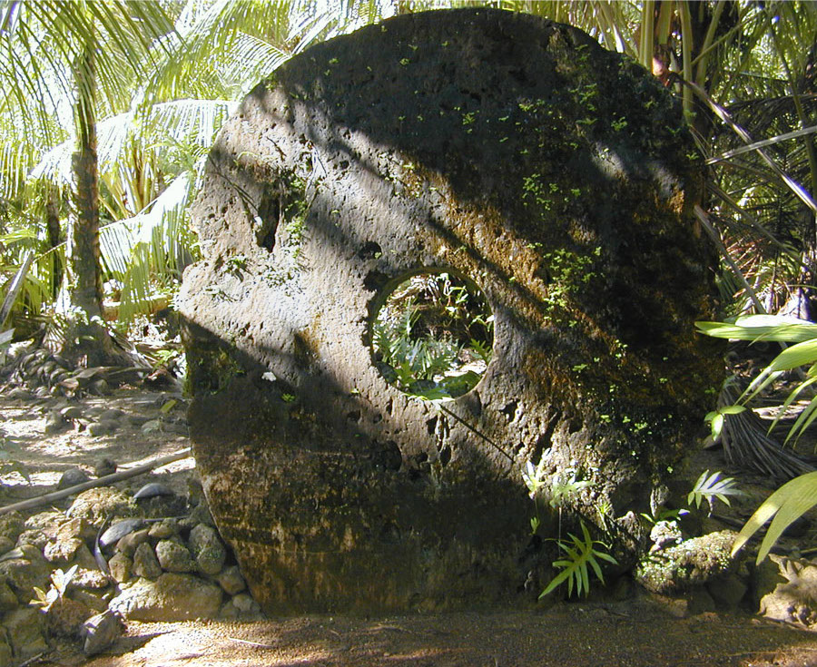 Contoh Batu Rai (wang batu Yap) yang besar (kira-kira 2.4 m tinggi) di kampung Gachpar, Yap.