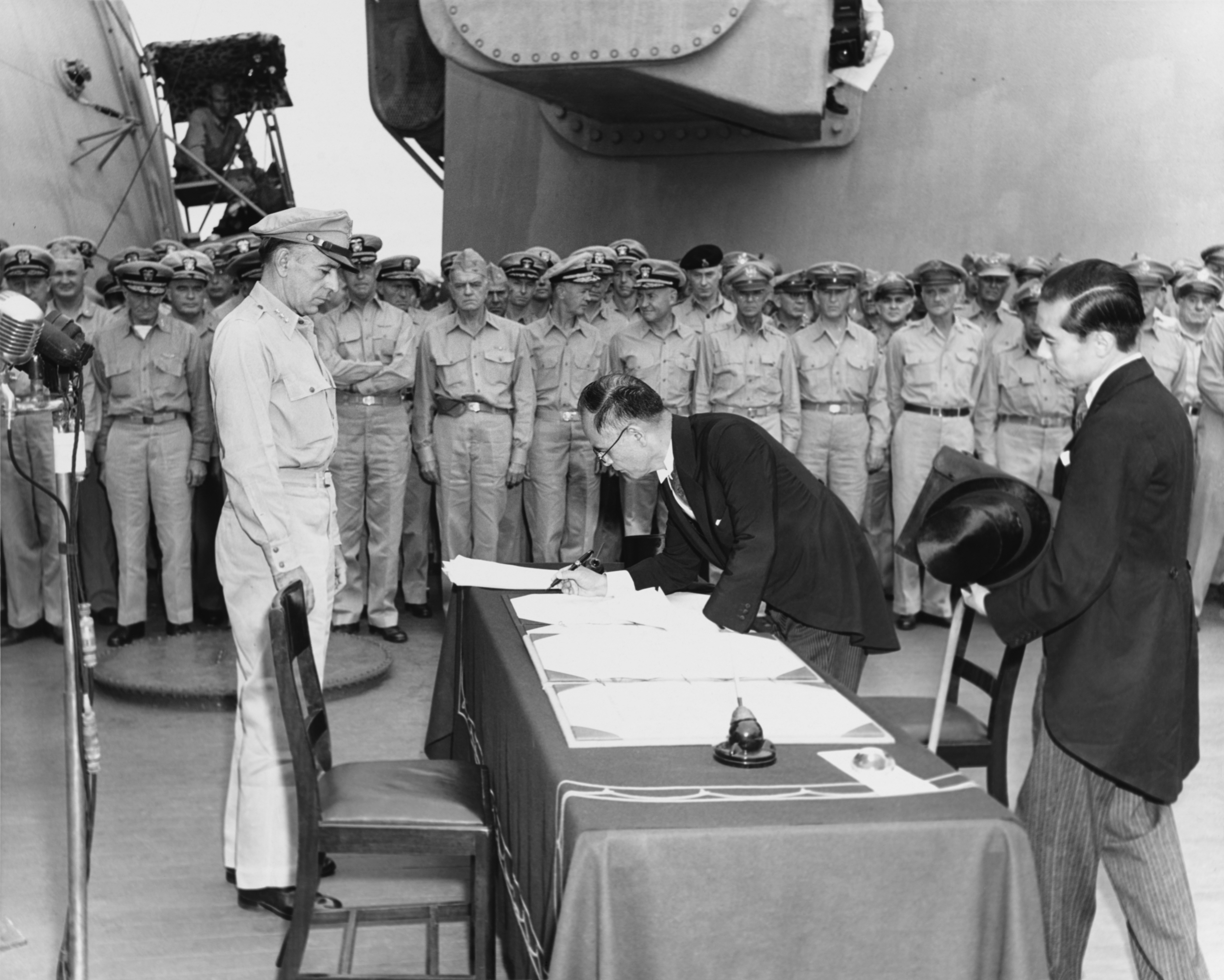 1945년 9월 2일, 일본의 항복으로 제2차 세계 대전이 공식적으로 종결되었다.