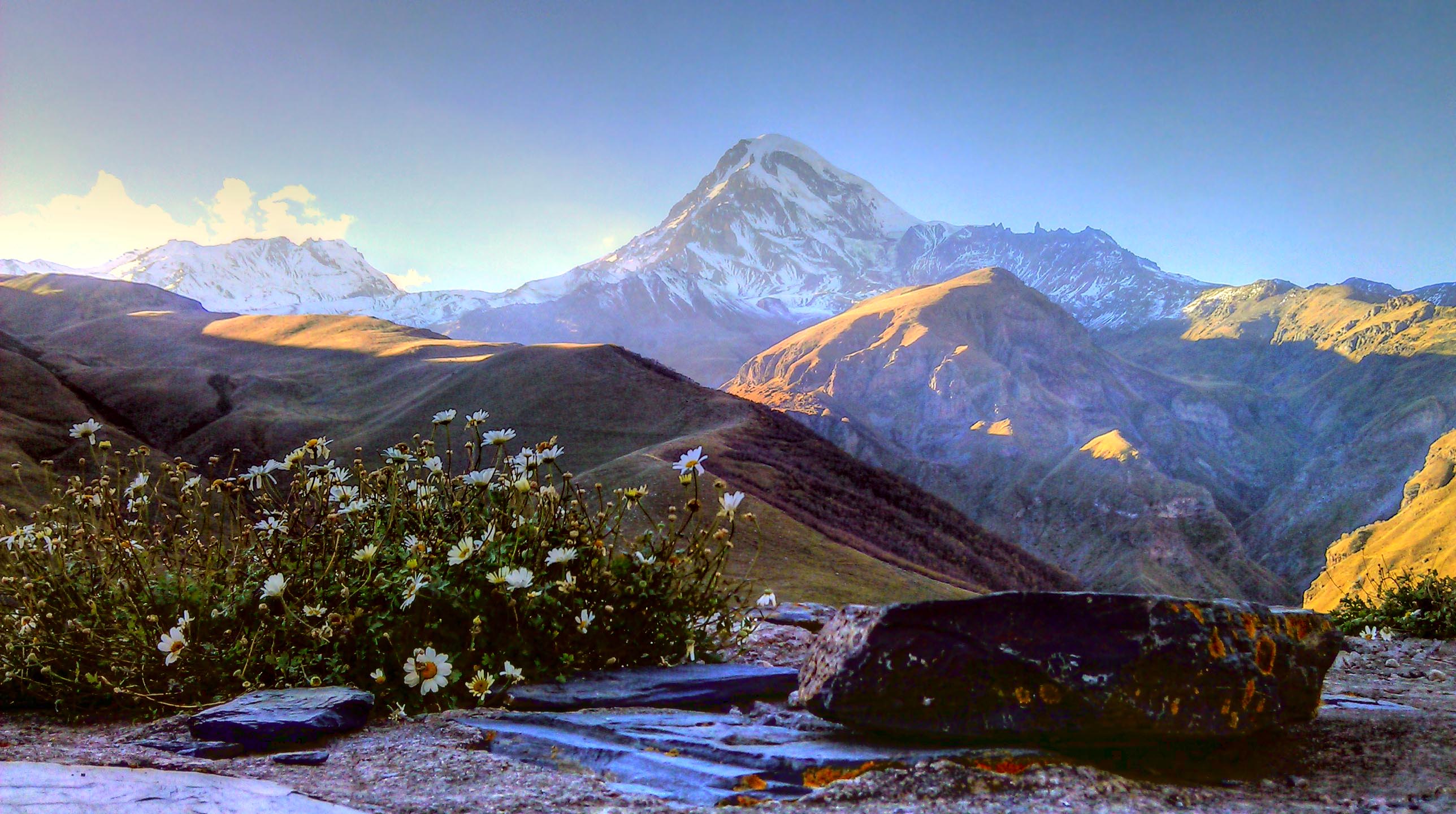 Gunung Kazbek di timur laut Georgia