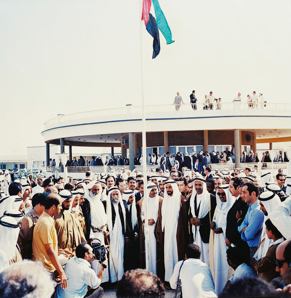 Foto bersejarah yang menggambarkan pengibaran pertama bendera Uni Emirat Arab oleh para penguasa emirat di Union House di Dubai pada tanggal 2 Desember 1971