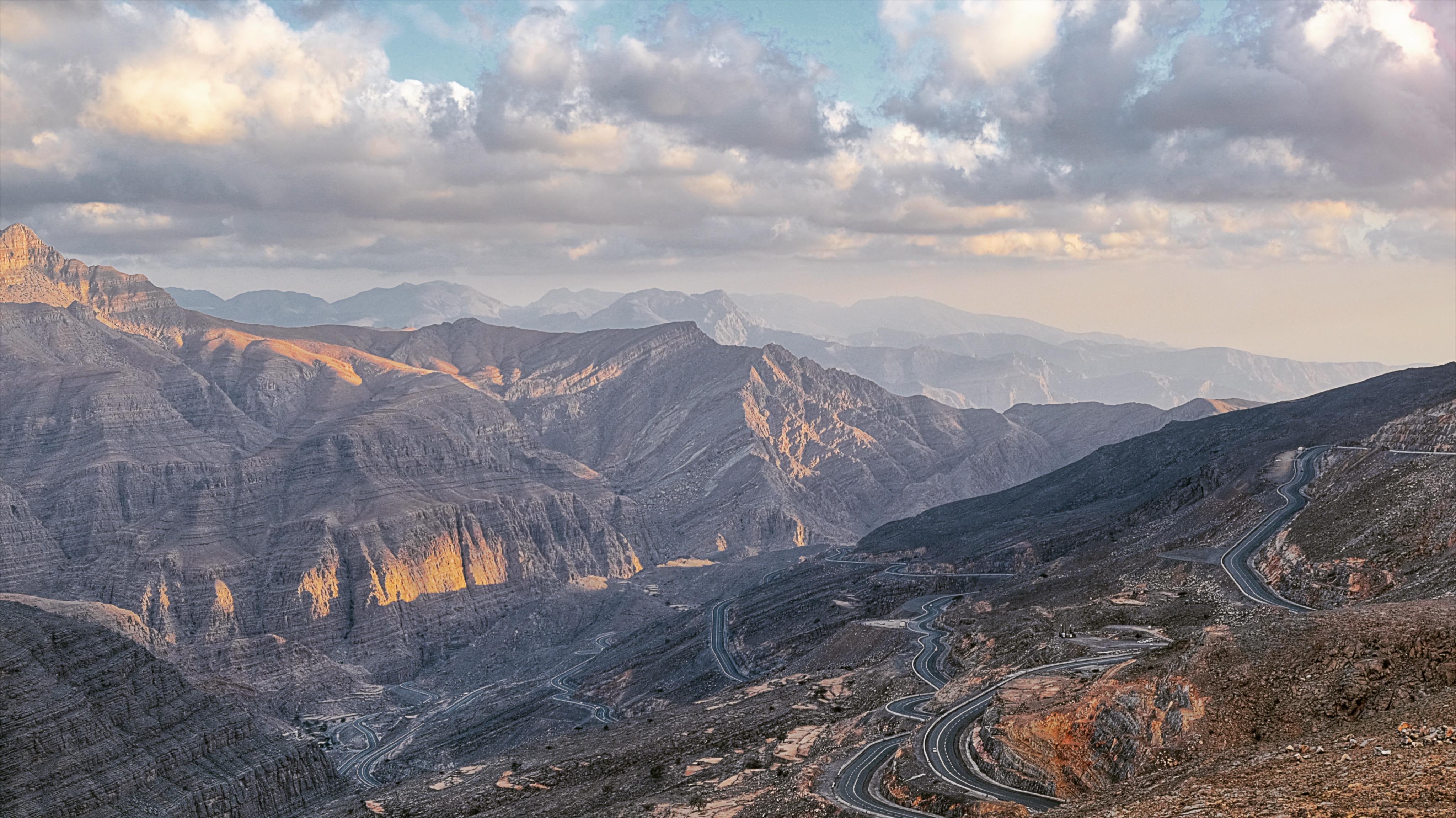 Jalan menuju Jebel Jais, gunung tertinggi di UEA (1.89 K m), di Ras Al Khaimah