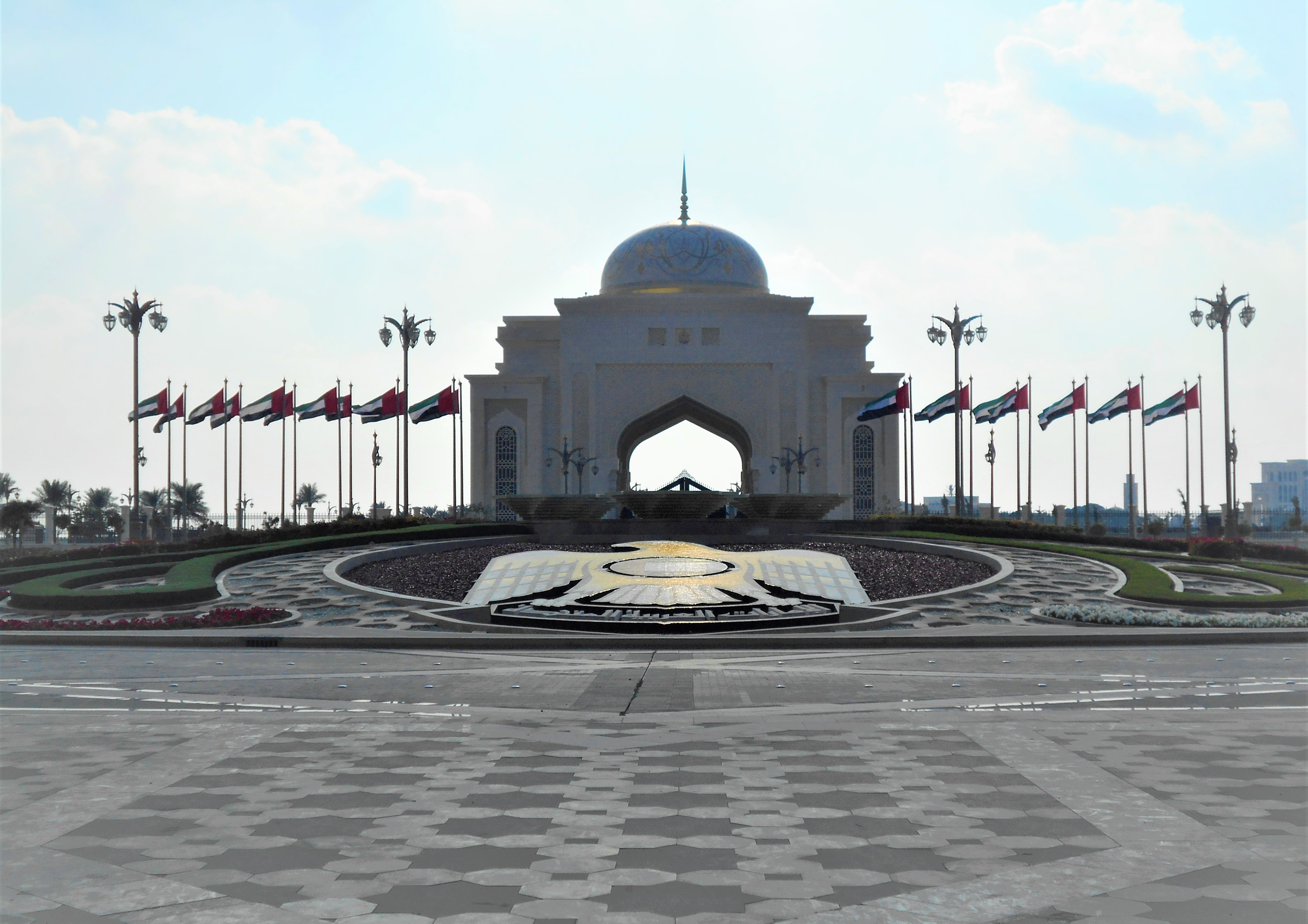 Pintu masuk ke Qasr Al Watan, istana kepresidenan di Abu Dhabi.