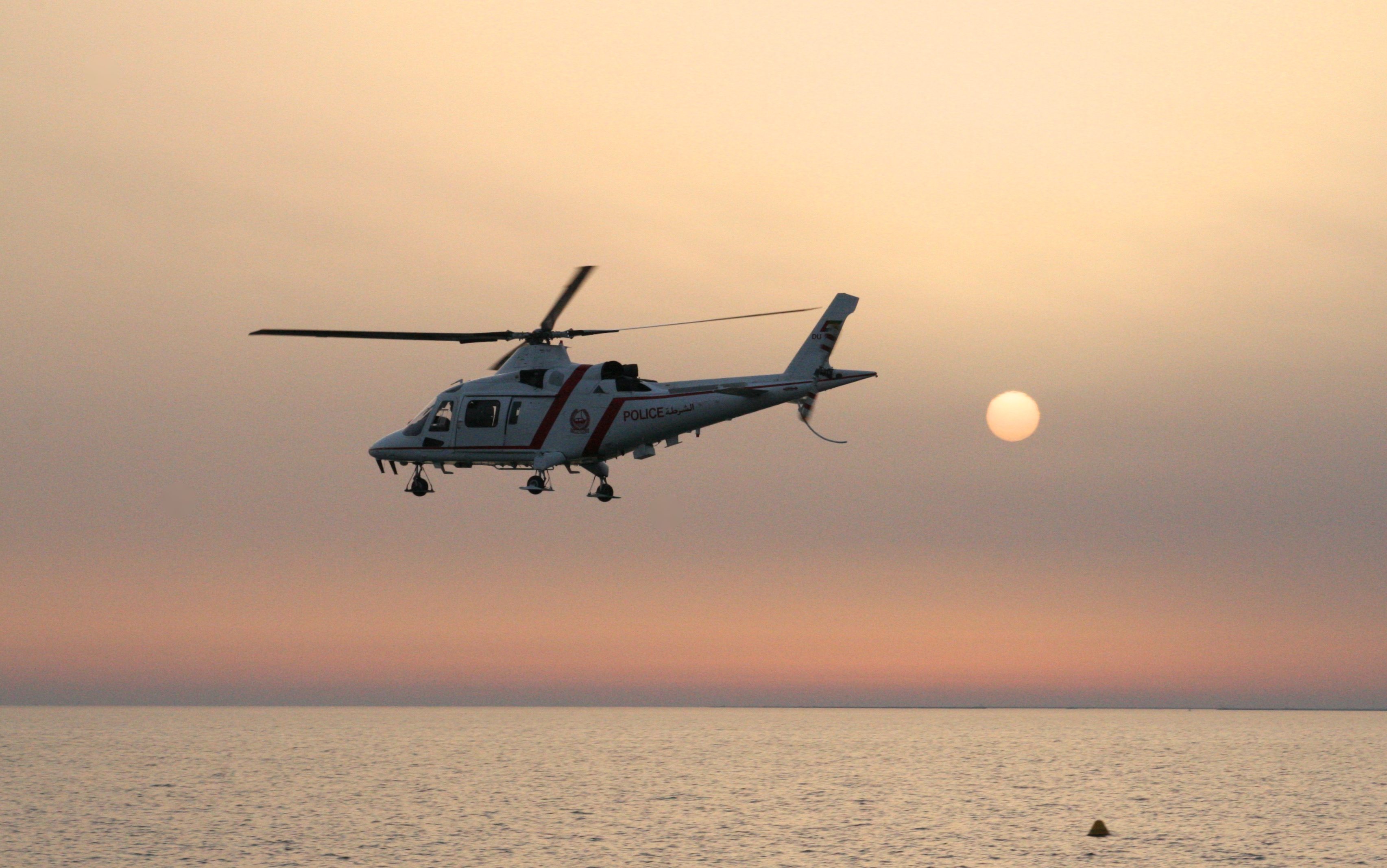 Helikopter Polisi Dubai terbang saat matahari terbenam