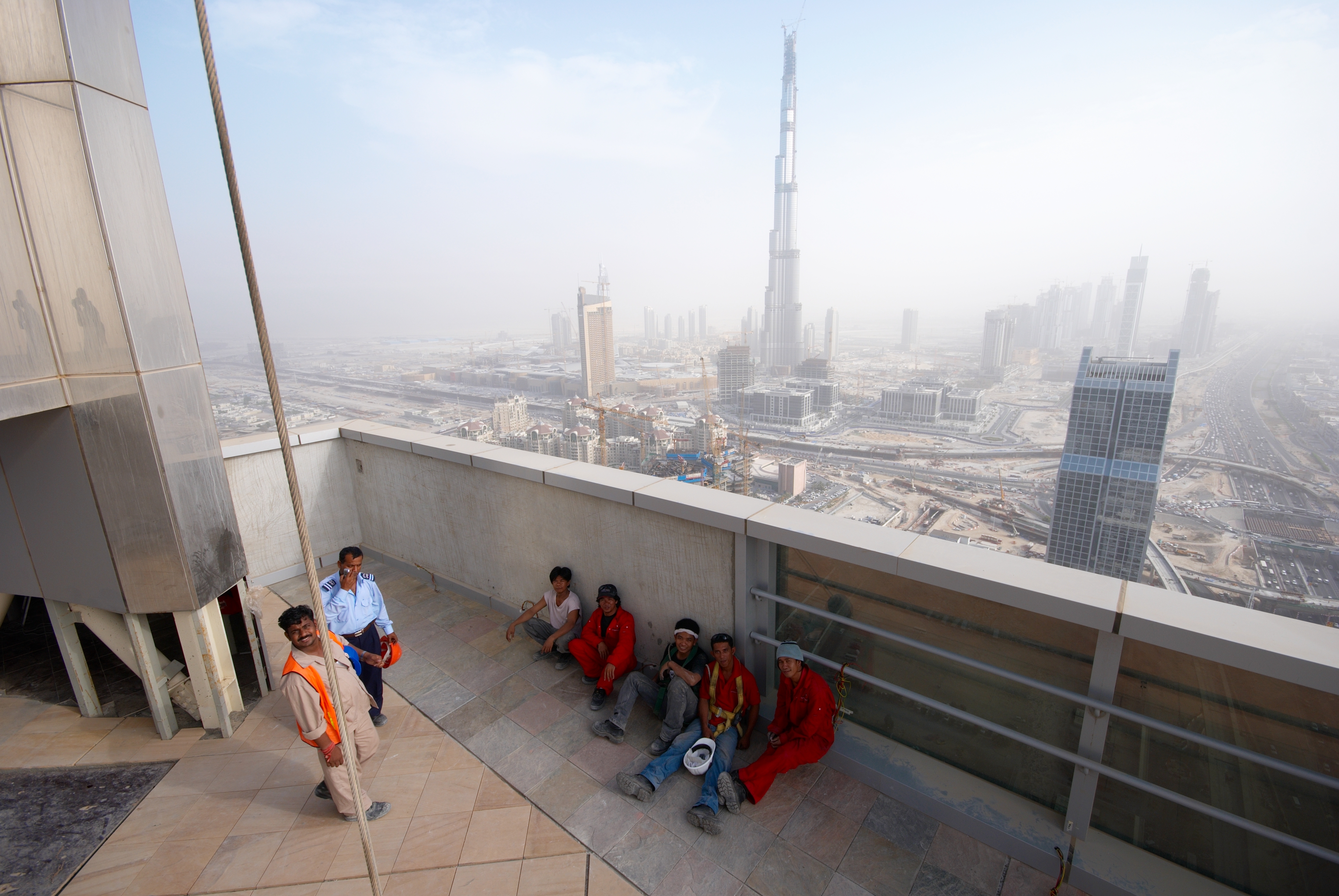 Pekerja konstruksi Dubai sedang istirahat makan siang