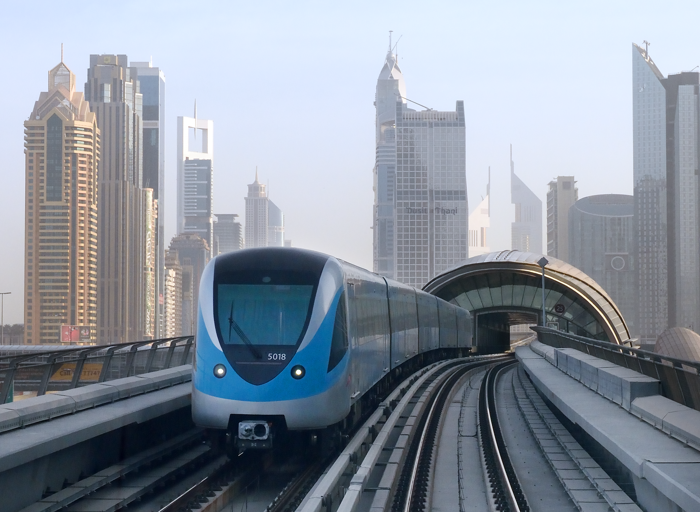 Kereta Metro Dubai. Metro Dubai adalah sistem angkutan cepat pertama di semenanjung Arab dan merupakan jaringan metro tanpa pengemudi terpanjang di dunia hingga tahun 2016.