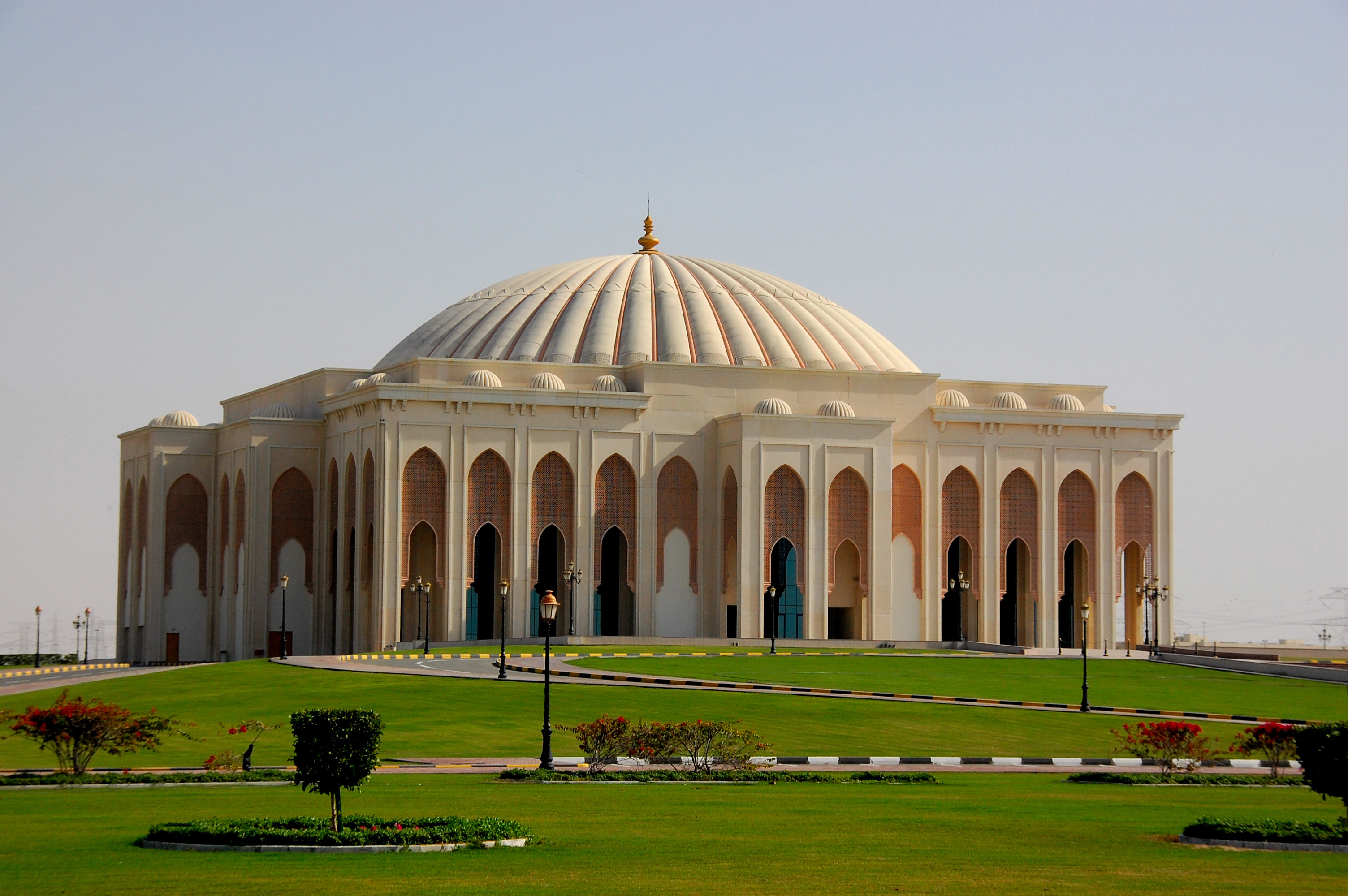 University City Hall adalah bangunan terbesar yang terletak di Kota Universitas di Sharjah. Upacara wisuda Universitas Amerika Sharjah, Universitas Sharjah, dan Kolese Teknologi Tinggi terutama diadakan di sini.