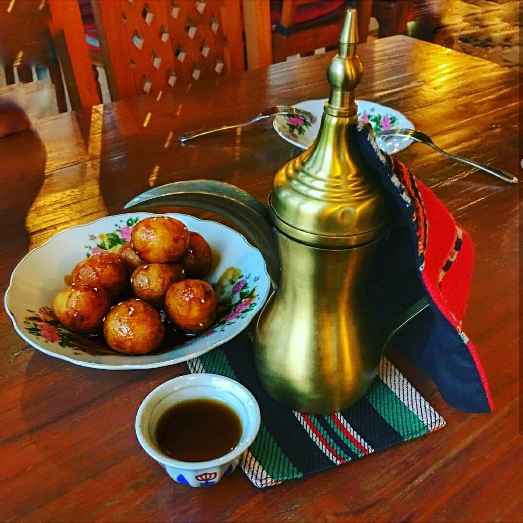Kopi Arab dengan lugaimat, hidangan manis tradisional Emirat