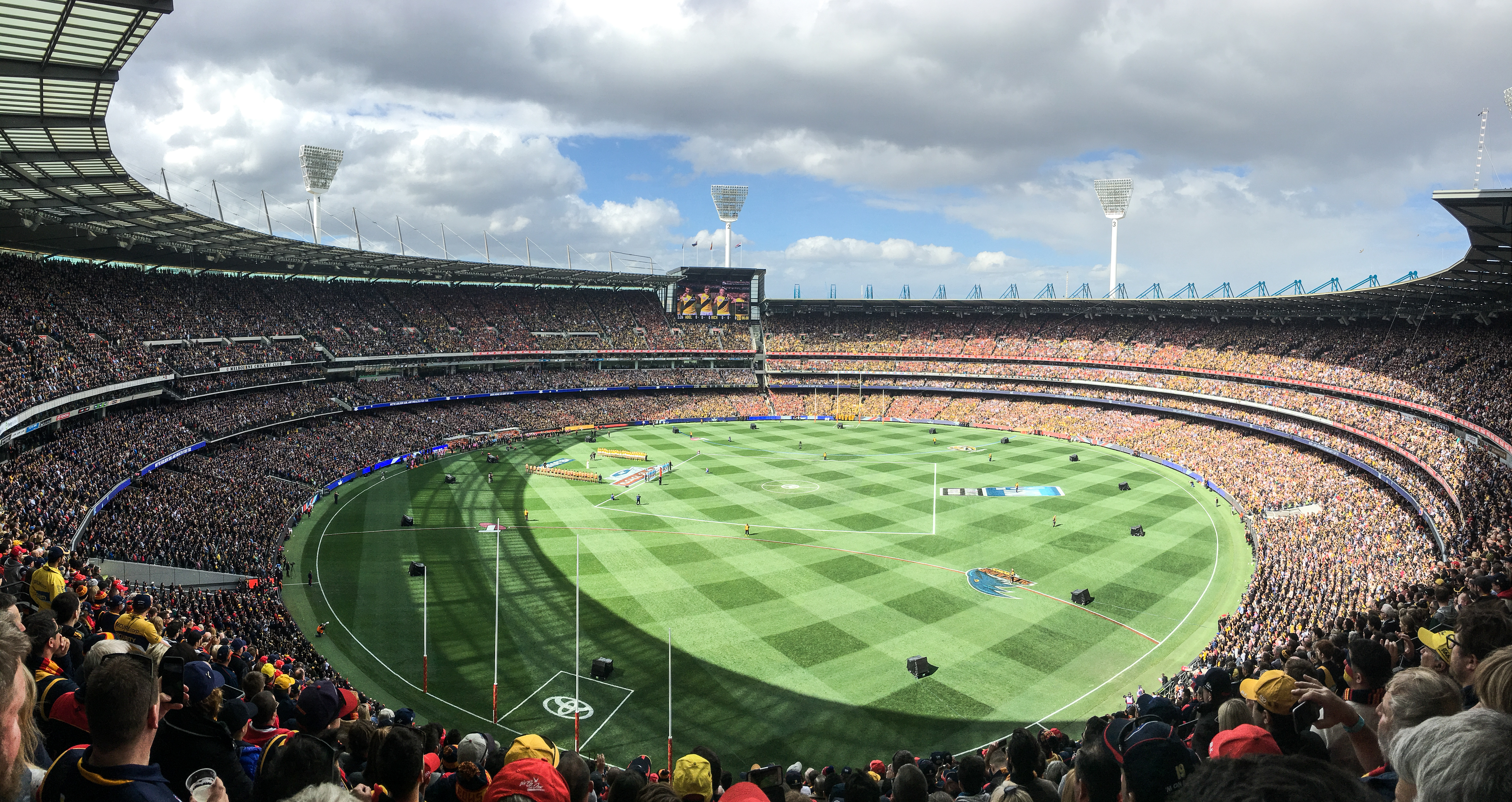 Melbourne Cricket Ground sangat terkait dengan sejarah dan perkembangan kriket dan sepak bola peraturan Australia, dua olahraga penonton paling populer di Australia.