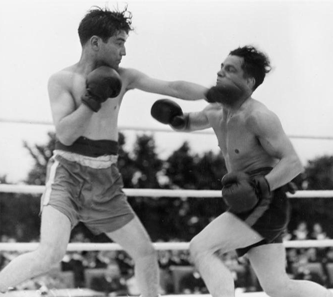 두 명의 영국 해군 병사가 자선 경기를 위해 복싱을 하고 있다 (1945).