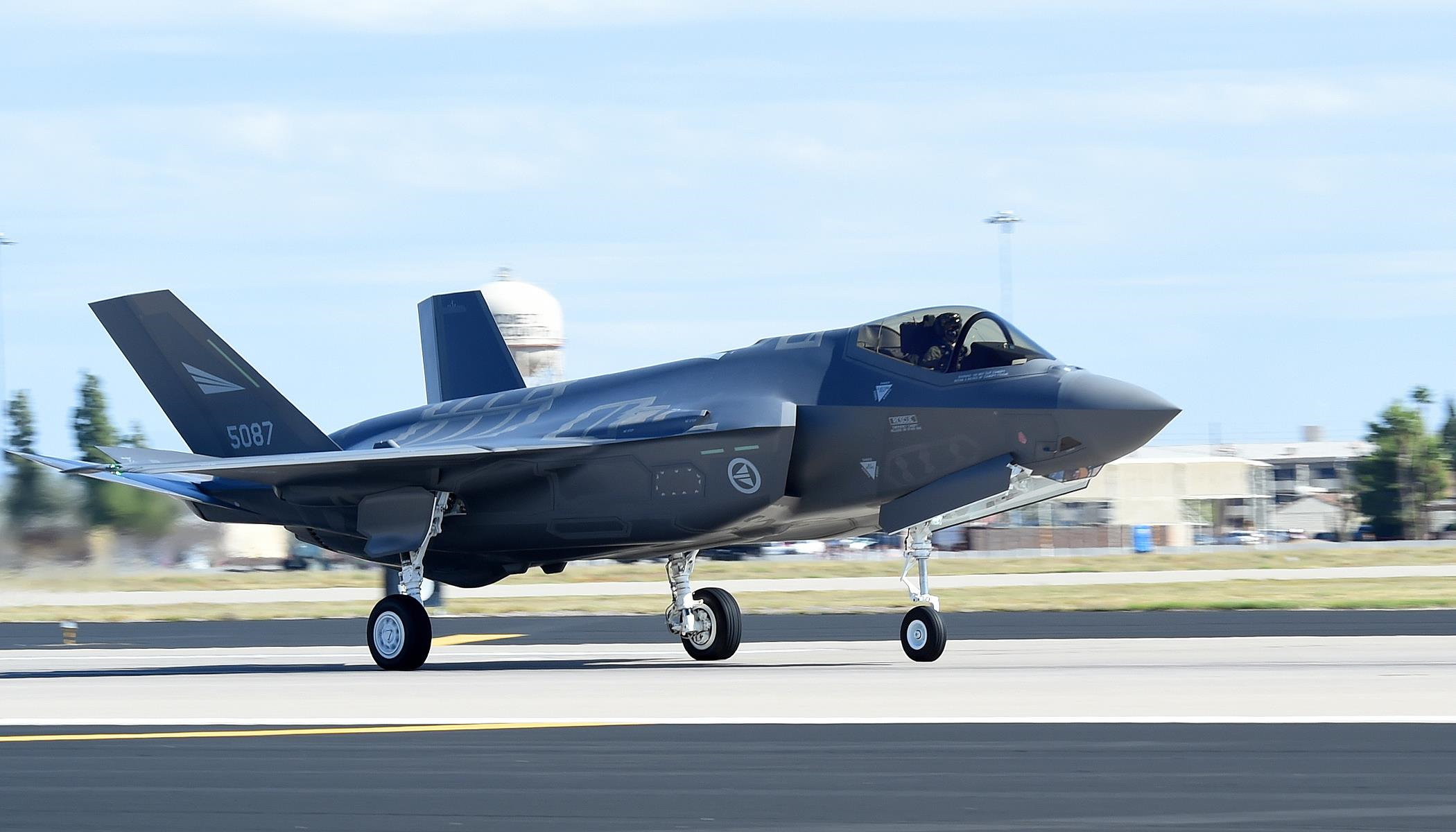 F-35 Lightning II Norway yang pertama mendarat di Pangkalan Tentera Udara Luke.