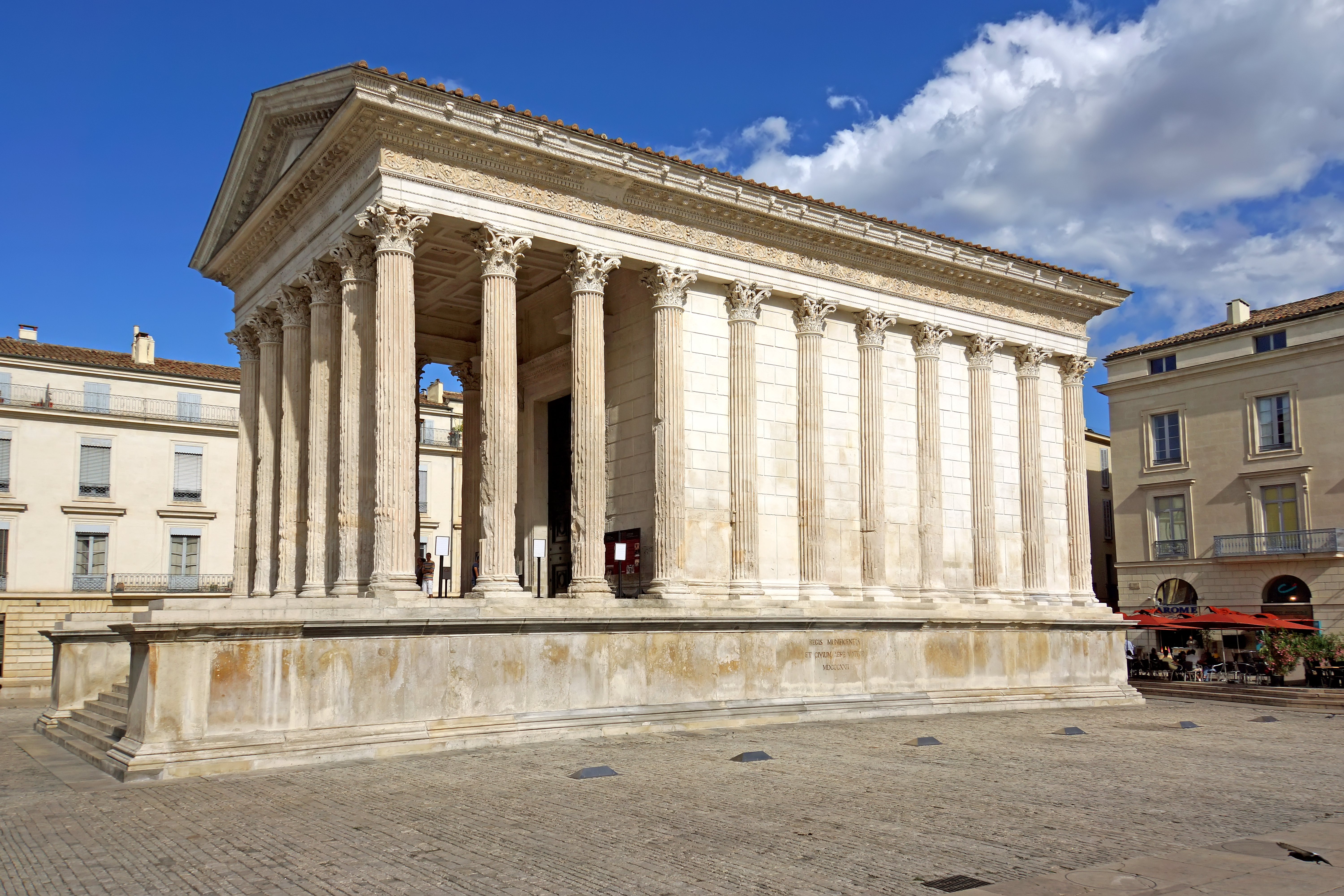 Maison Carrée adalah sebuah kuil dari kota budaya Galia-Romawi Nemausus (sekarang Nîmes) dan merupakan salah satu kuil Romawi yang paling terawat baik di mana pun.