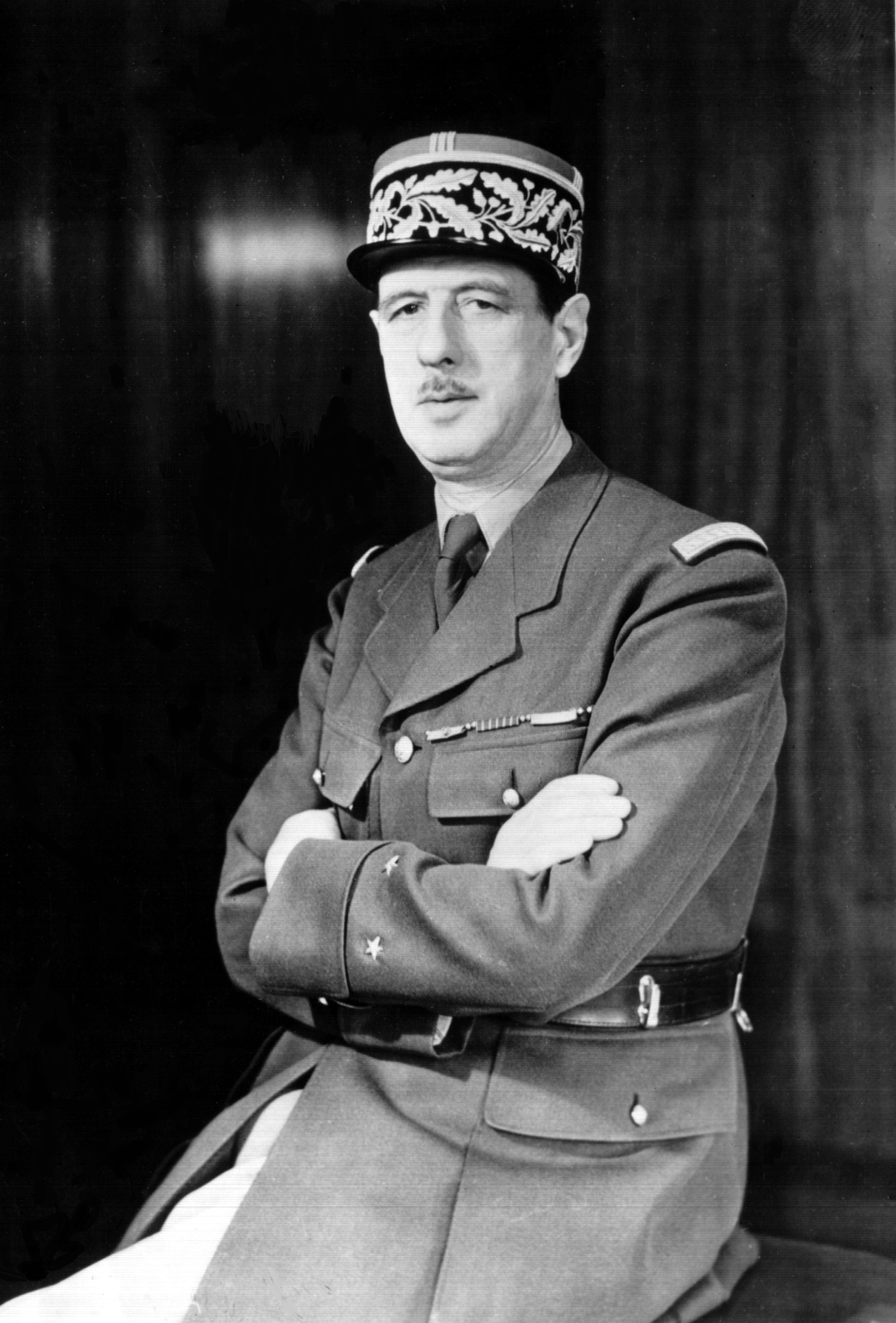 Charles de Gaulle, pahlawan Perang Dunia I, pemimpin Pasukan Prancis Merdeka selama Perang Dunia II, dan Presiden Prancis. Kebijakannya berdampak besar pada pembentukan Prancis modern dan perannya di dunia, termasuk penekanan pada kedaulatan nasional dan pengembangan program nuklir.