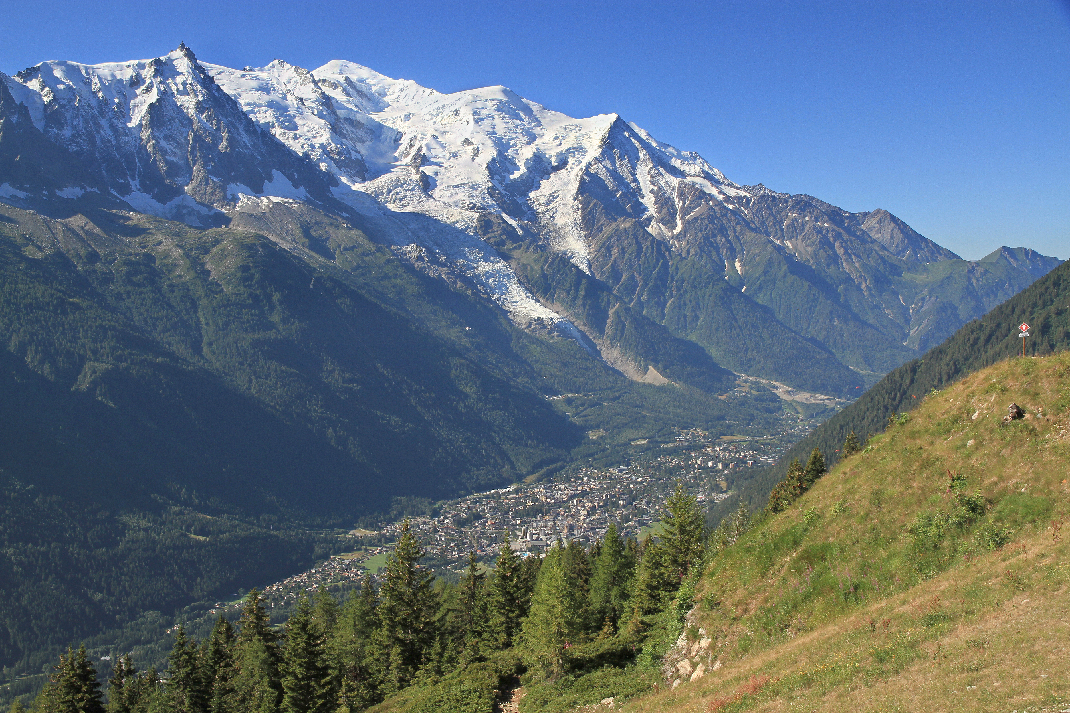 Lembah Chamonix dengan latar belakang Mont Blanc, gunung tertinggi di Alpen dan Eropa Barat di perbatasan dengan Italia.