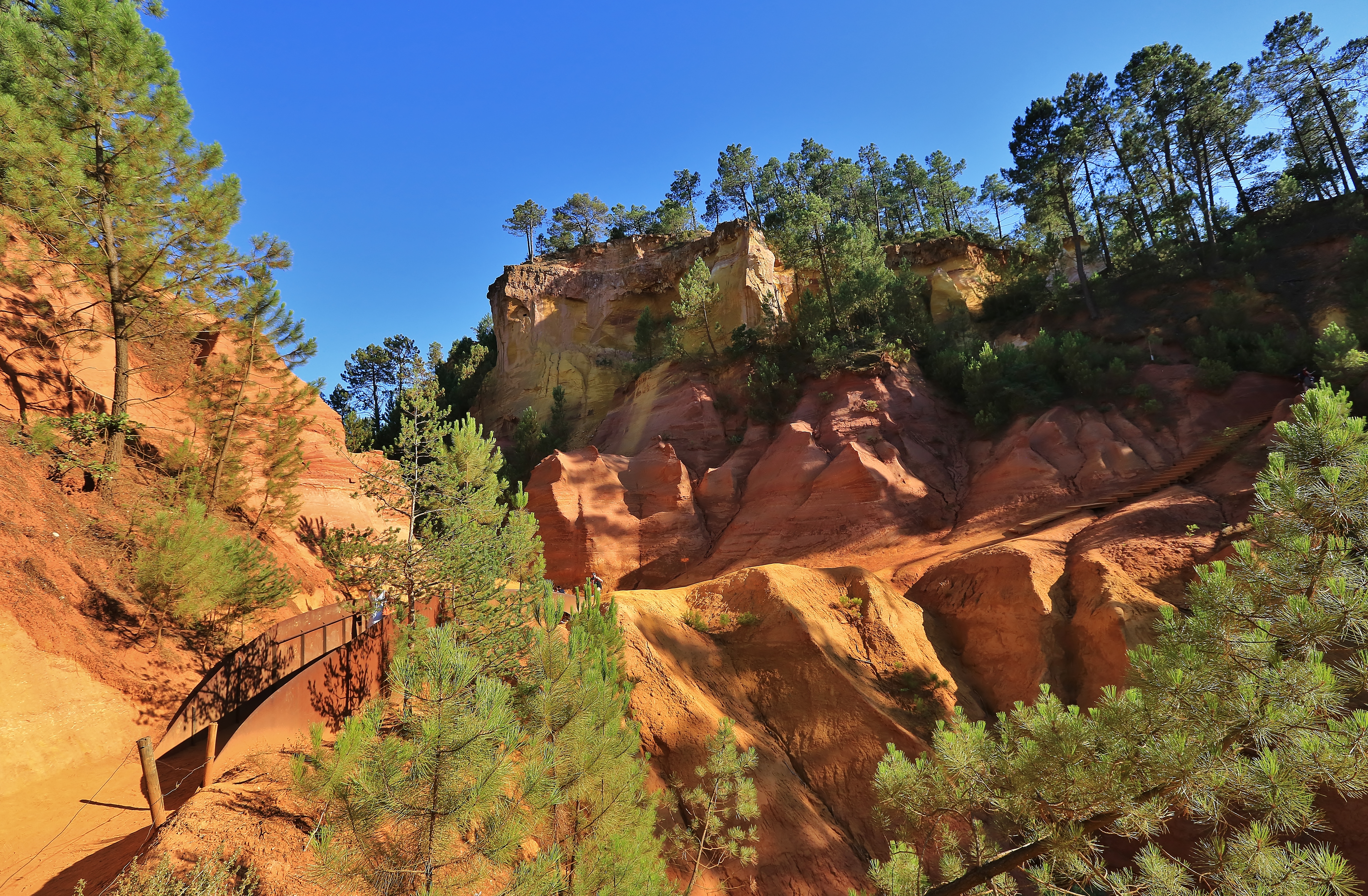 Formasi geologis dekat Roussillon, Vaucluse.
