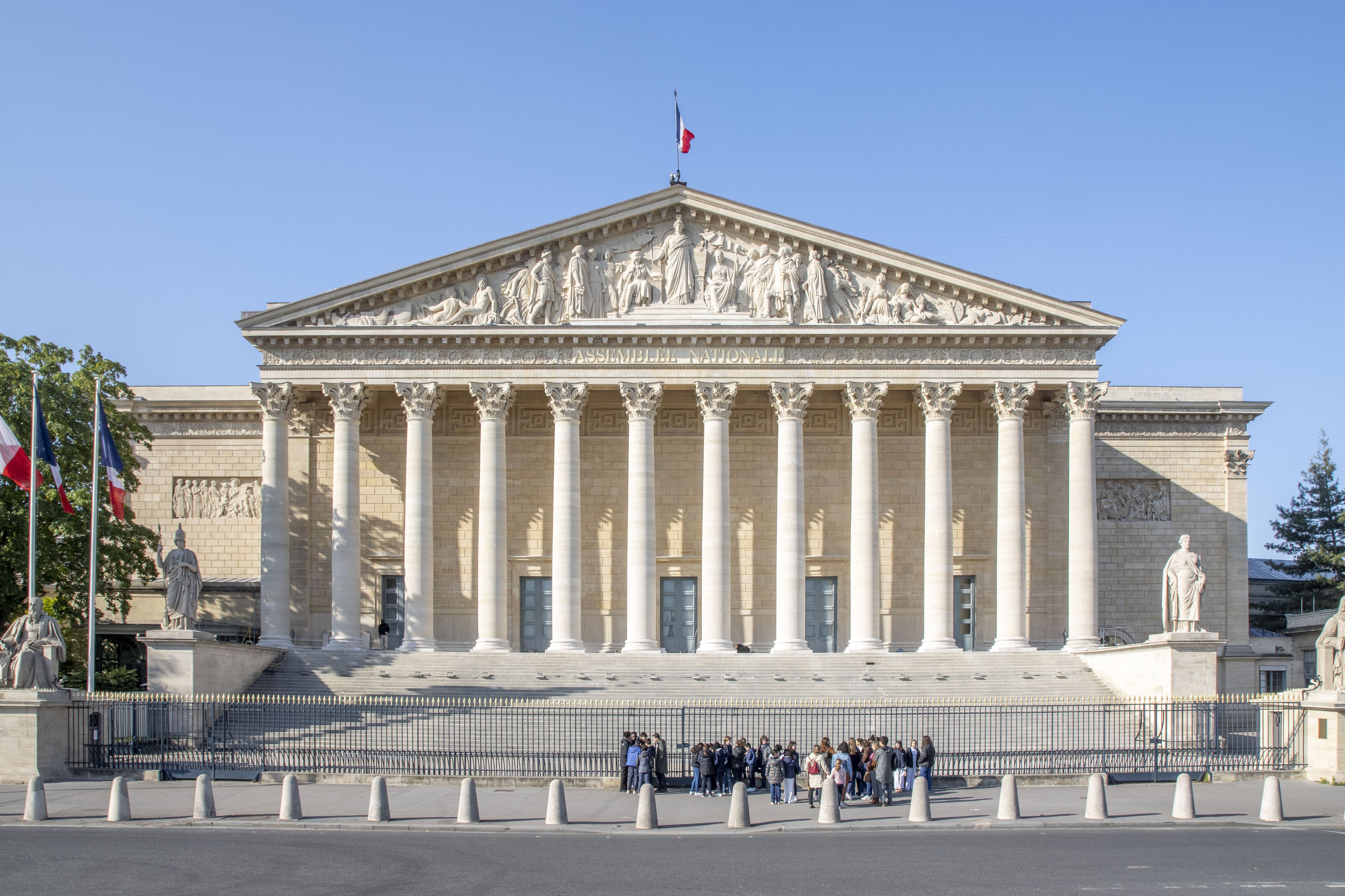 Palais Bourbon, tempat pertemuan Majelis Nasional, majelis rendah Parlemen Prancis.
