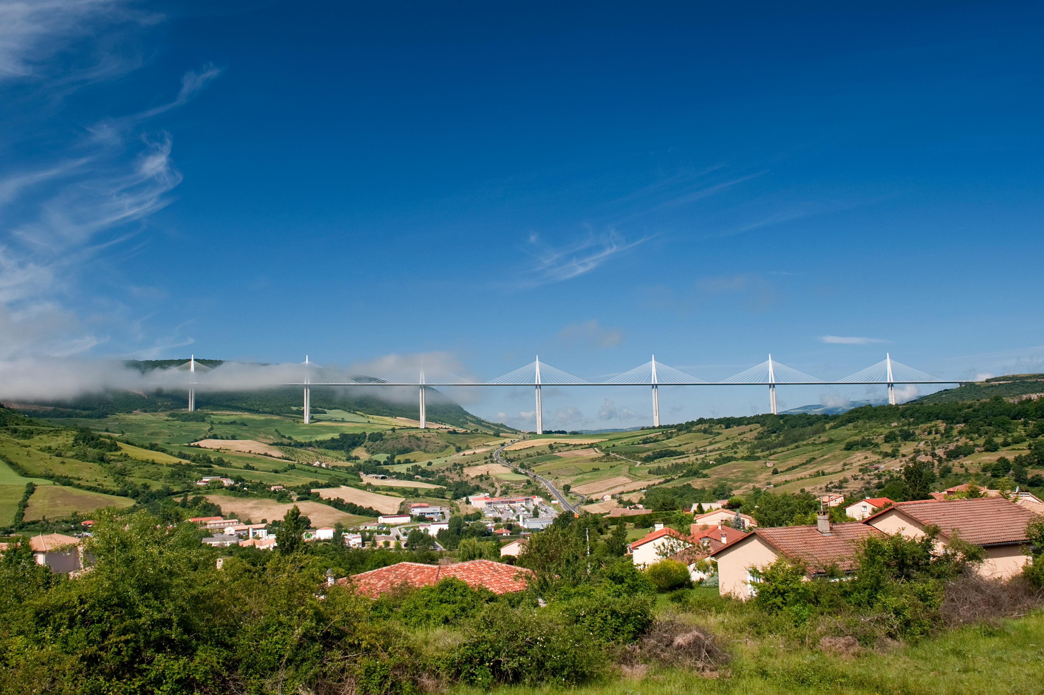 Jembatan Millau adalah jembatan tertinggi di dunia.
