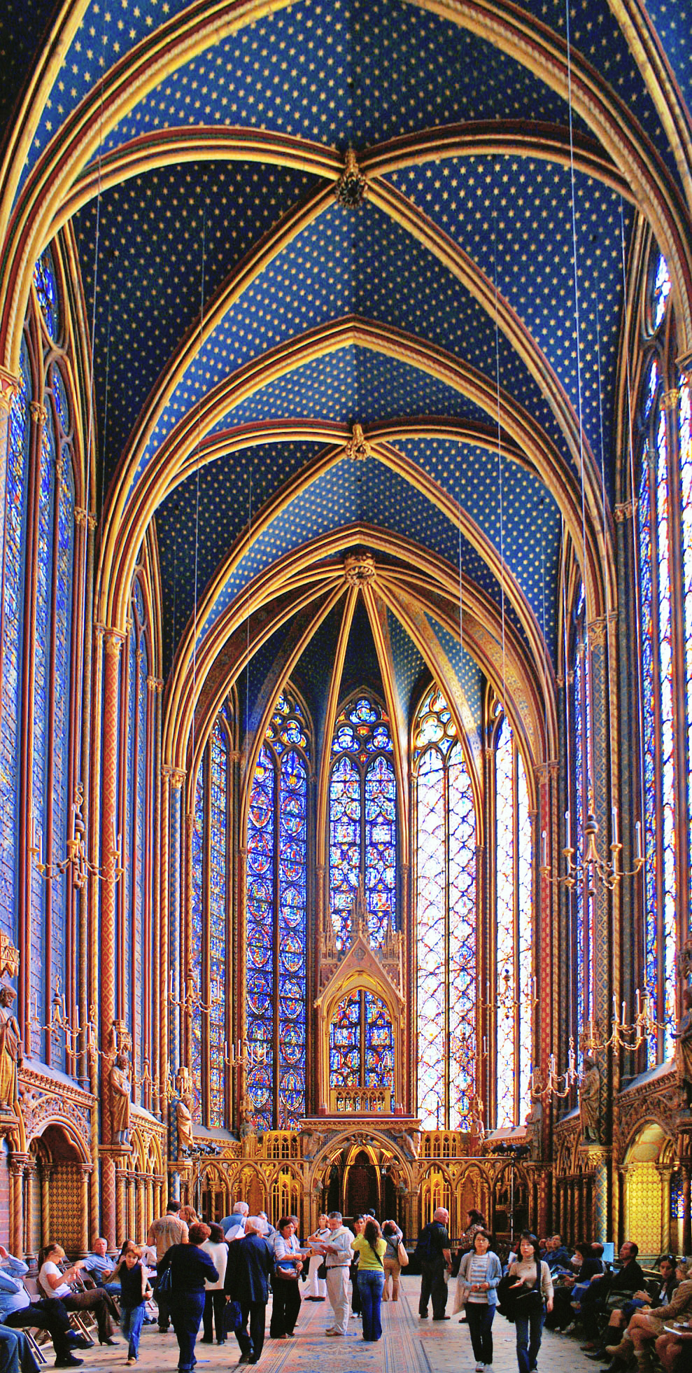 Sainte-Chapelle karya Santo Louis mewakili dampak Prancis pada arsitektur religius.