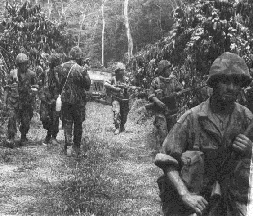 Binh lính Bồ Đào Nha trong Chiến tranh Thuộc địa Bồ Đào Nha, một số đang nạp đạn cho súng FN FAL, AR-10 và H&K G3. Cuộc chiến này diễn ra trên nhiều mặt trận, bao gồm cả Mozambique.