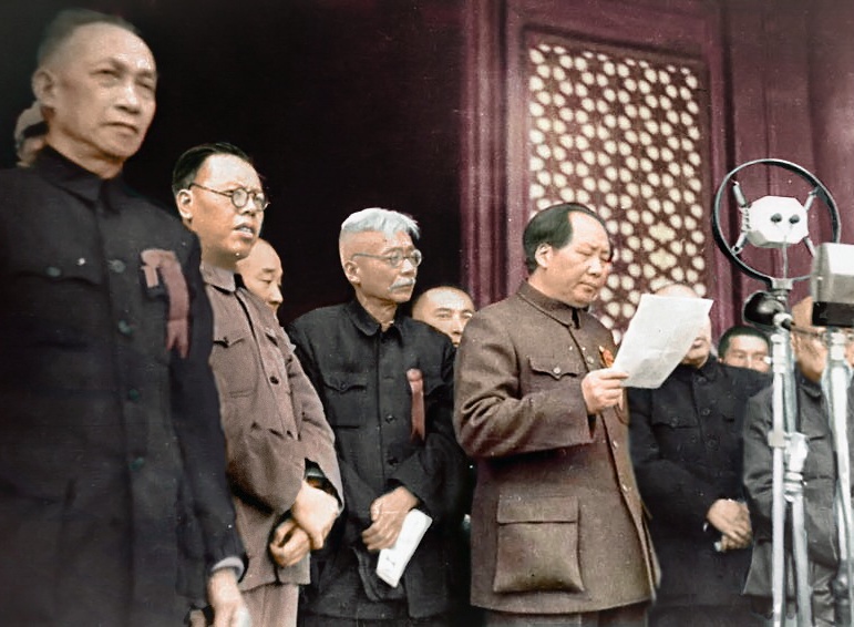 1949년 10월 1일, 마오쩌둥이 톈안먼 광장에서 중화인민공화국 건국을 선포하고 있다.