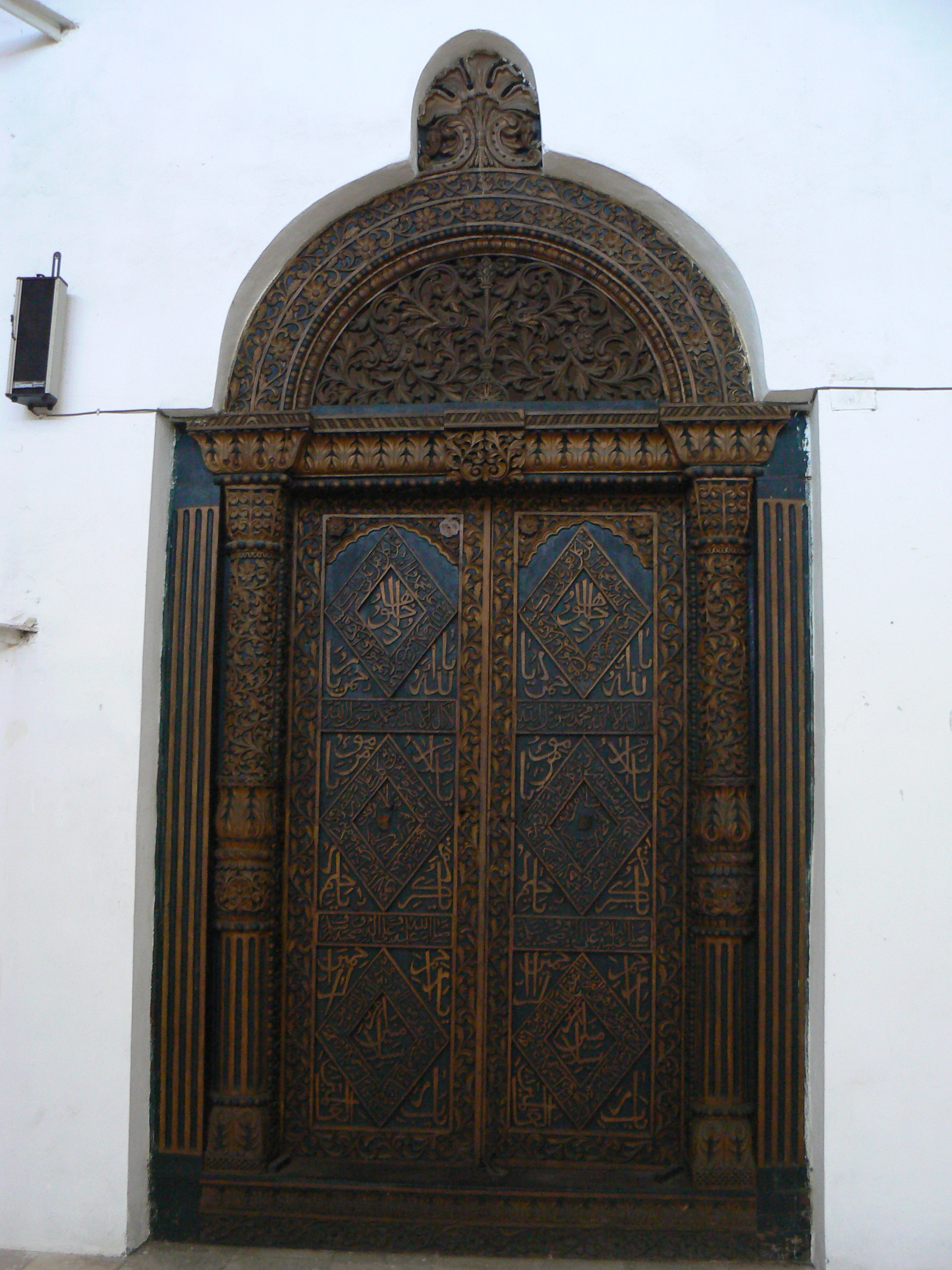 Sebuah pintu berukir dengan kaligrafi Arab di Zanzibar