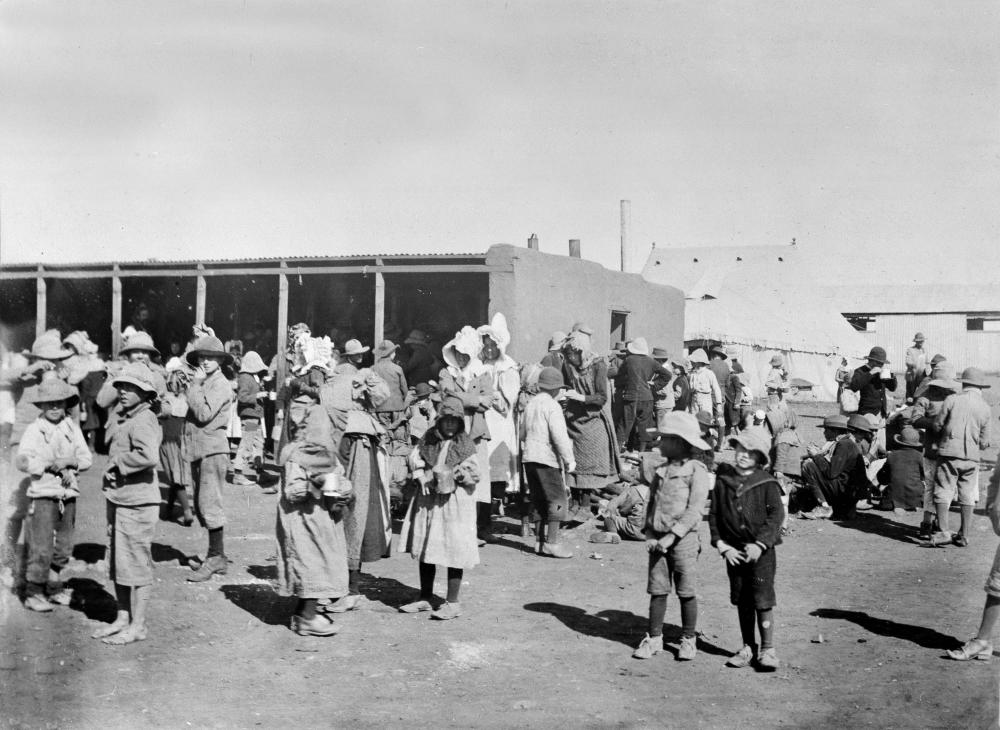 第二次ボーア戦争中、イギリスの強制収容所に収容されたボーア人の女性と子供たち。