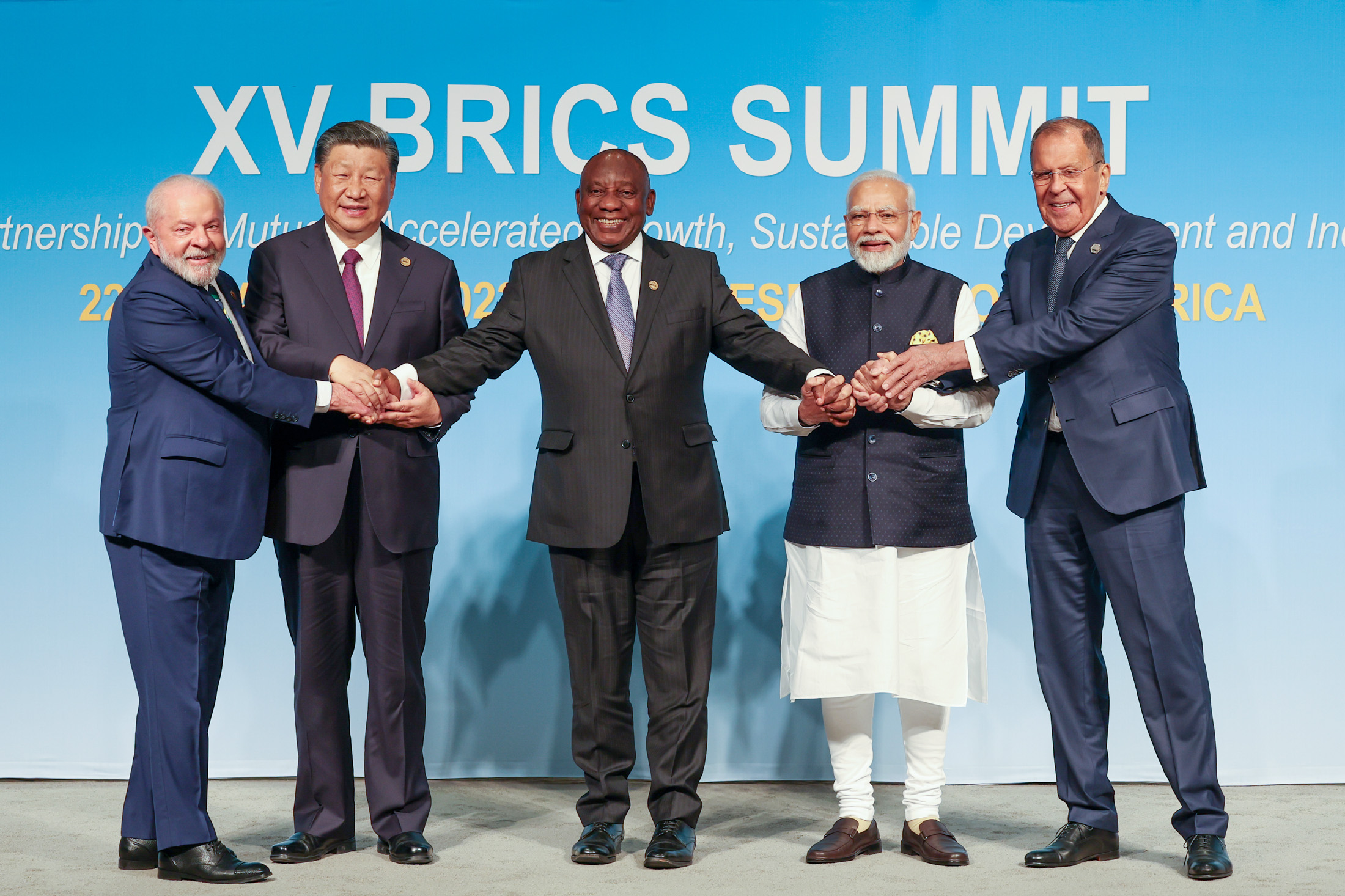 รามาโฟซาและผู้นำ BRICS คนอื่นๆ ระหว่างการประชุมสุดยอด BRICS ครั้งที่ 15 ในโจฮันเนสเบิร์ก สิงหาคม ค.ศ. 2023