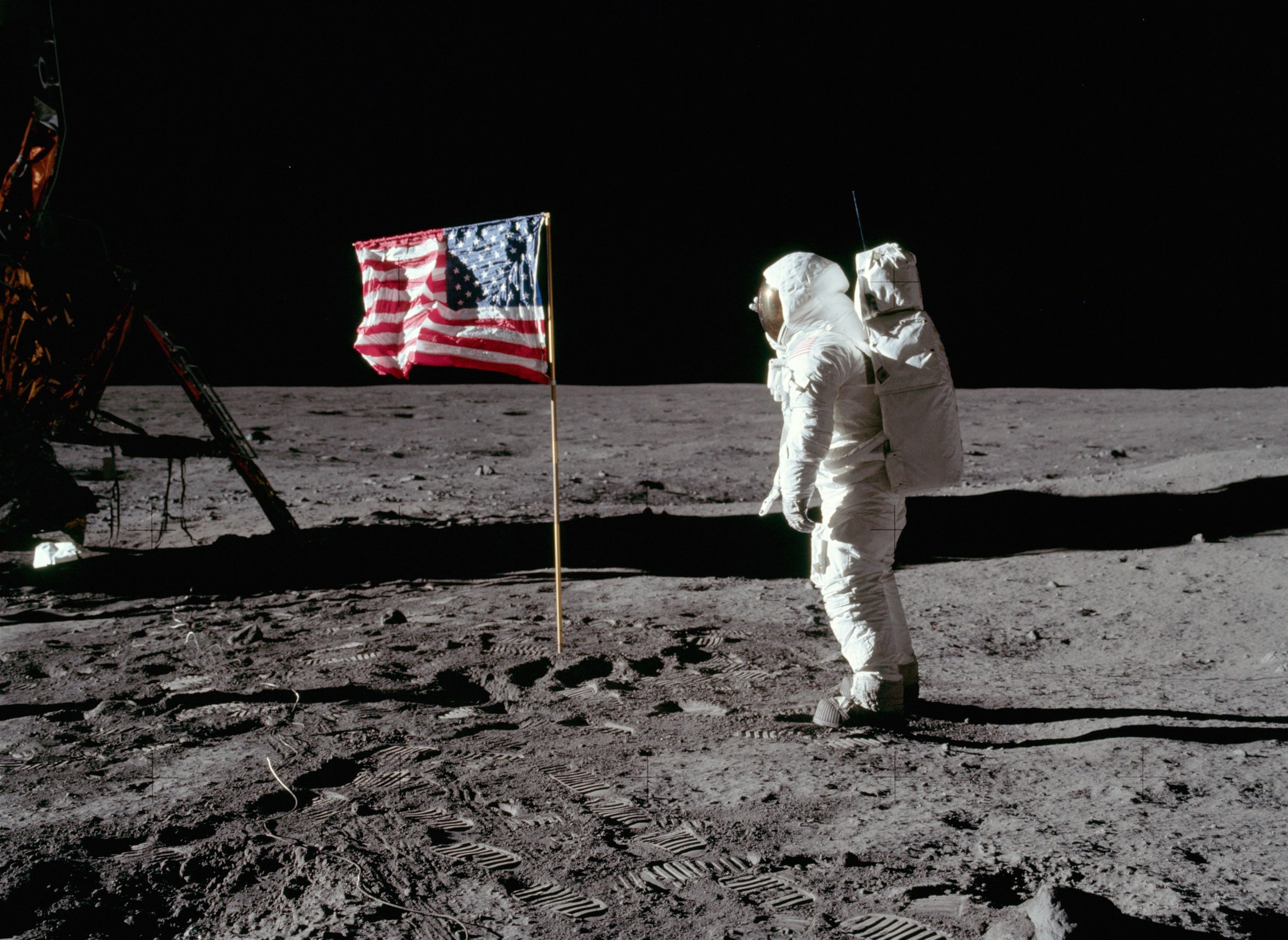 Angkasawan A.S. Buzz Aldrin memberi tabik hormat kepada bendera Amerika di Bulan semasa misi Apollo 11 1969; Amerika Syarikat adalah satu-satunya negara yang telah mendaratkan krew di permukaan bulan.
