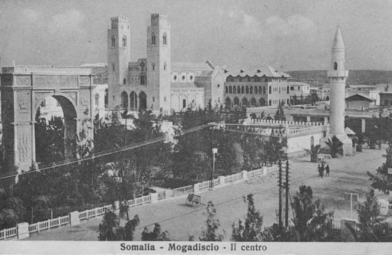 Mogadishu, thủ đô của Somaliland thuộc Ý, với Nhà thờ Công giáo ở trung tâm và tượng đài Vòm vinh danh Vua Umberto I của Ý.