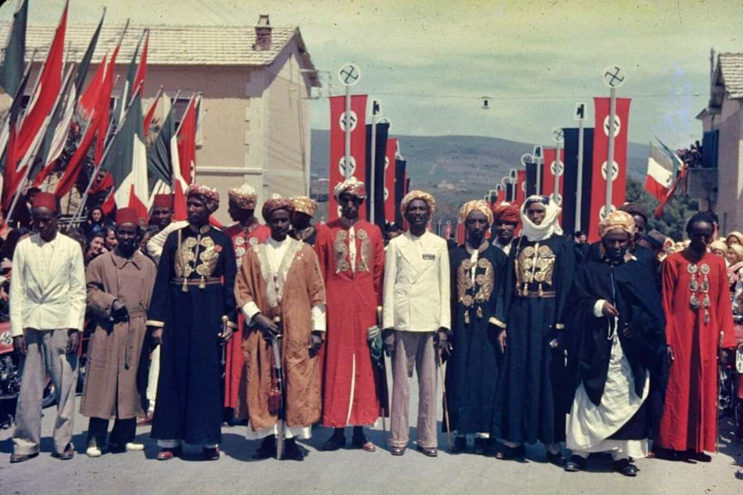 Sultan Olol Dinle (thứ ba từ phải sang) và phái đoàn của ông, tại Ý dưới thời Benito Mussolini, trong lễ kỷ niệm chuyến thăm của Adolf Hitler tới Roma, 1938.