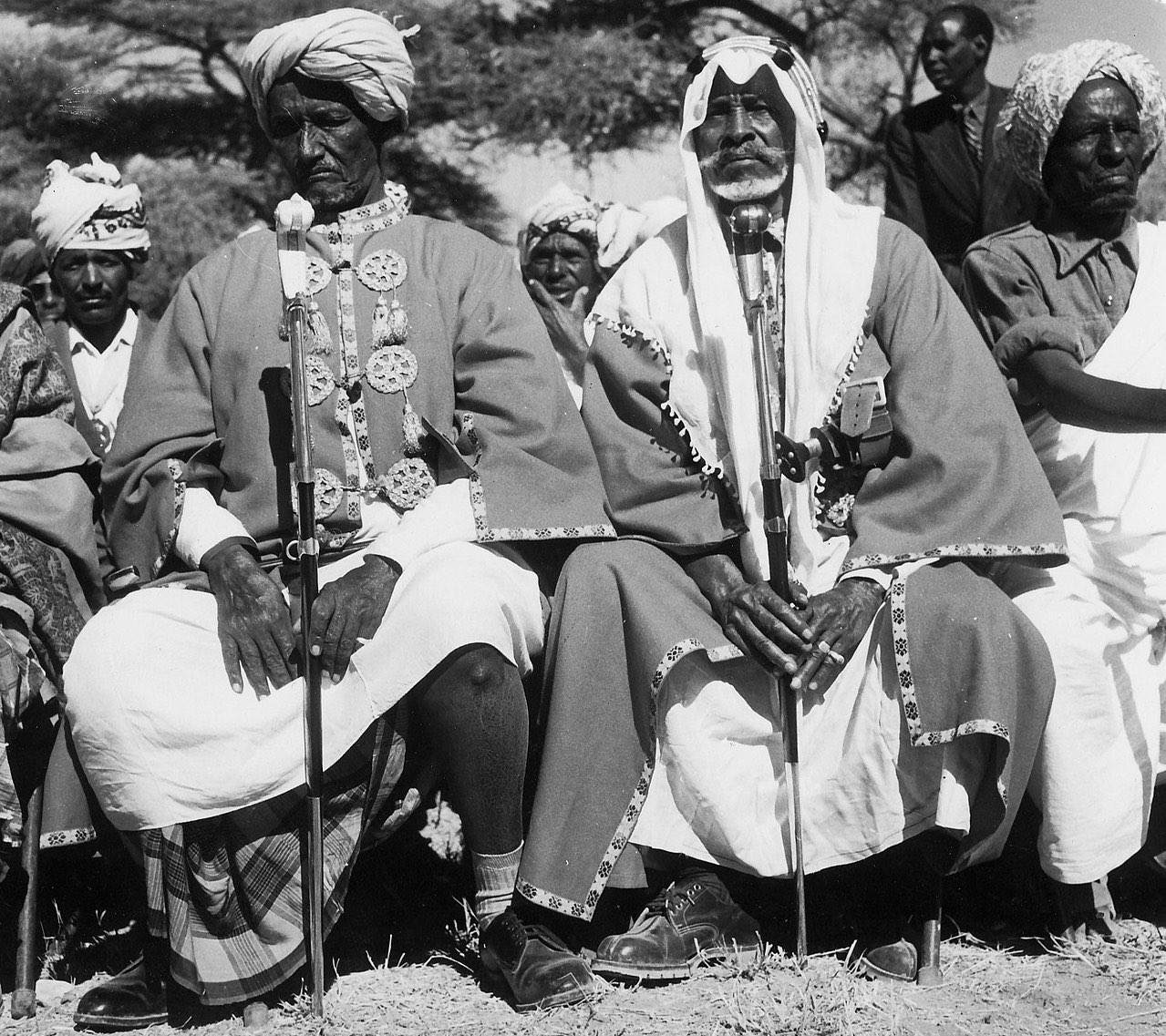 Các nhà lãnh đạo của thị tộc Isaaq chụp ảnh tại Hargeisa năm 1958 trong chuyến thăm Somaliland của Công tước & Nữ công tước Gloucester.