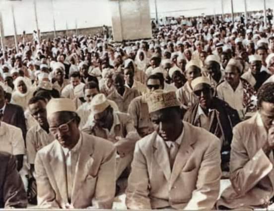 Tổng thống Aden Adde cùng Thủ tướng Abdirashiid Ali Sharmarke cầu nguyện Eid năm 1964 tại Nhà thờ Hồi giáo Arba'a Rukun.