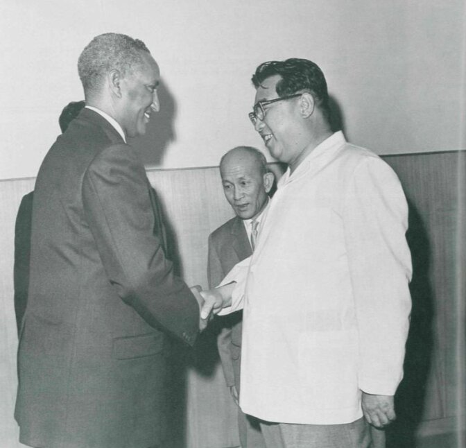 Mohamed Ainanshe Guled tại Triều Tiên gặp gỡ Chủ tịch Kim Nhật Thành năm 1970.