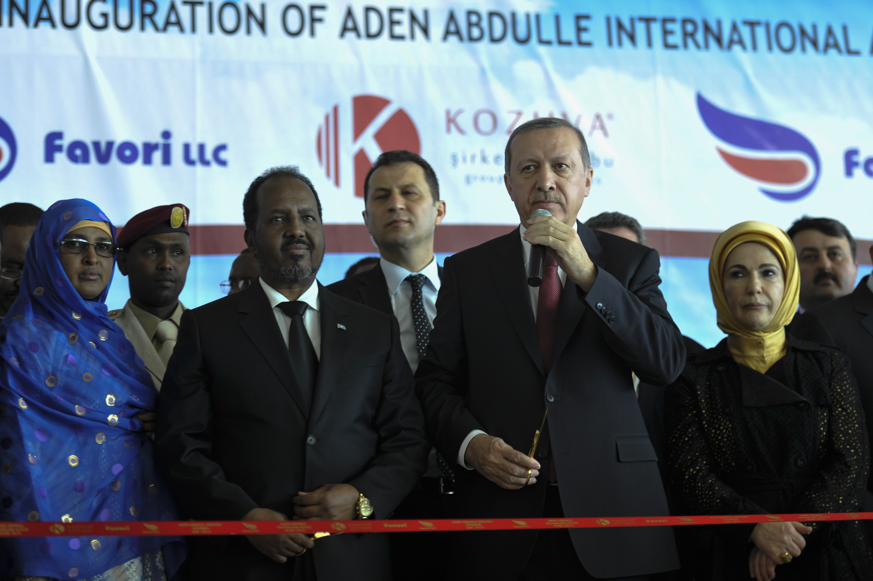 Tổng thống Somalia Hassan Sheikh Mohamud cùng Tổng thống Thổ Nhĩ Kỳ Recep Tayyip Erdogan khai trương nhà ga mới của Sân bay Quốc tế Aden Abdulle tại Mogadishu, Somalia. (25 tháng 1 năm 2015)