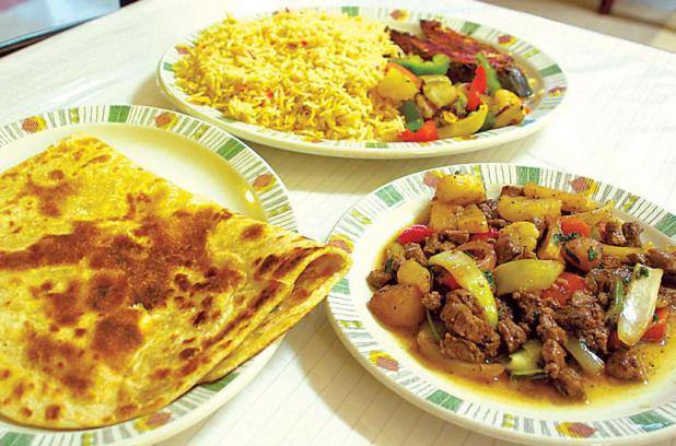 Cơm Somalia (bariis) và cá (kalluun), Gan (beer) với rau cũng như bánh kếp (Sabaayad).