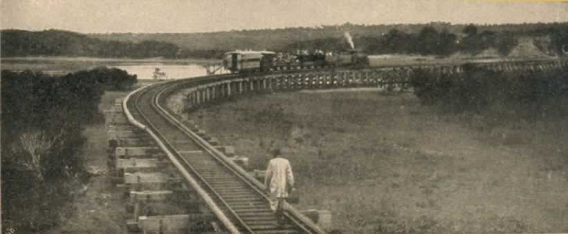 Jalur Kereta Api Kenya-Uganda dekat Mombasa, sekitar tahun 1899.