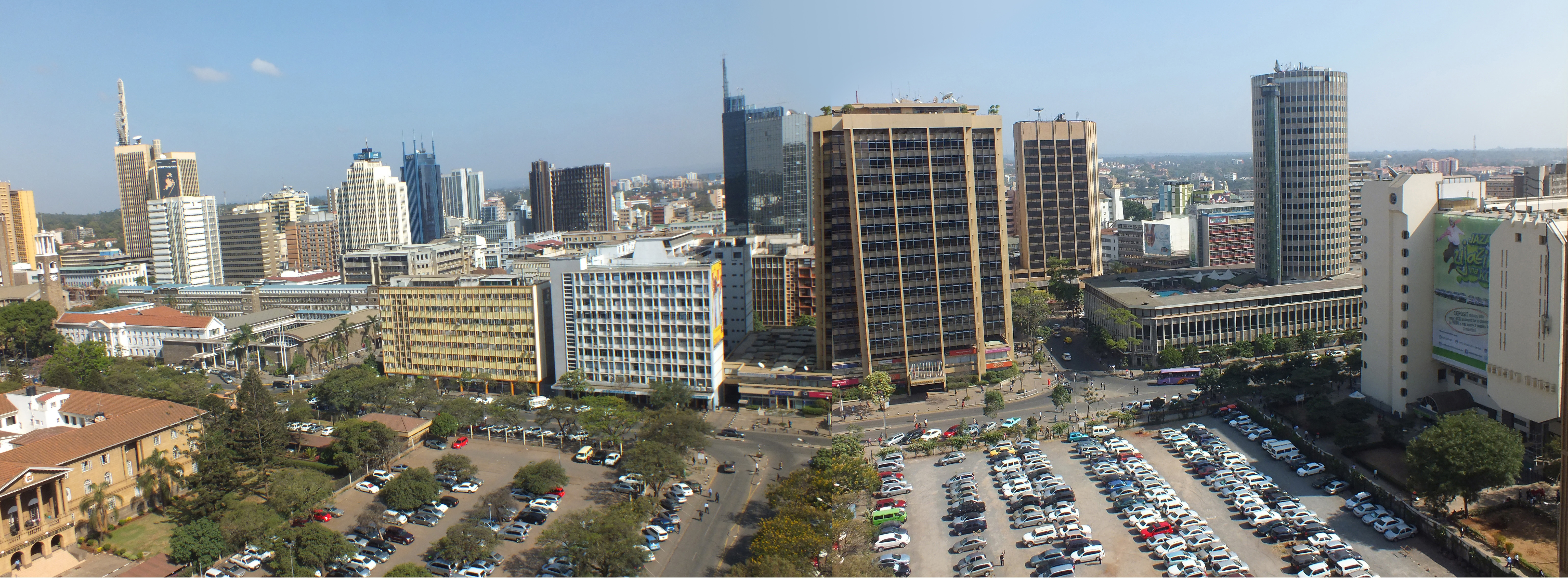 Kantor Kenya Commercial Bank di Gedung KENCOM (kanan) di Nairobi.