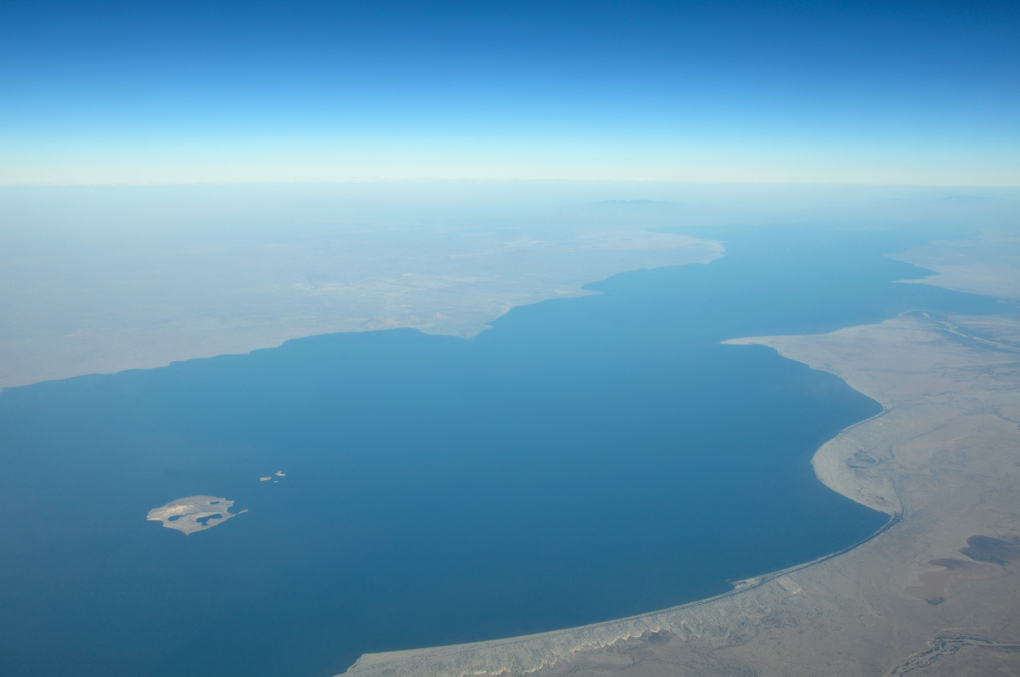 Hồ Turkana giáp với Hạt Turkana.