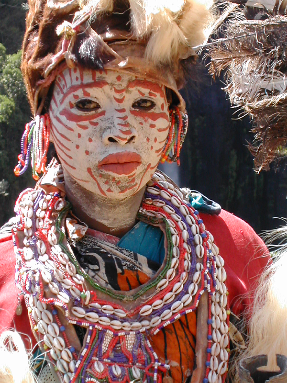 Seorang wanita Bantu Kikuyu dalam pakaian tradisional.