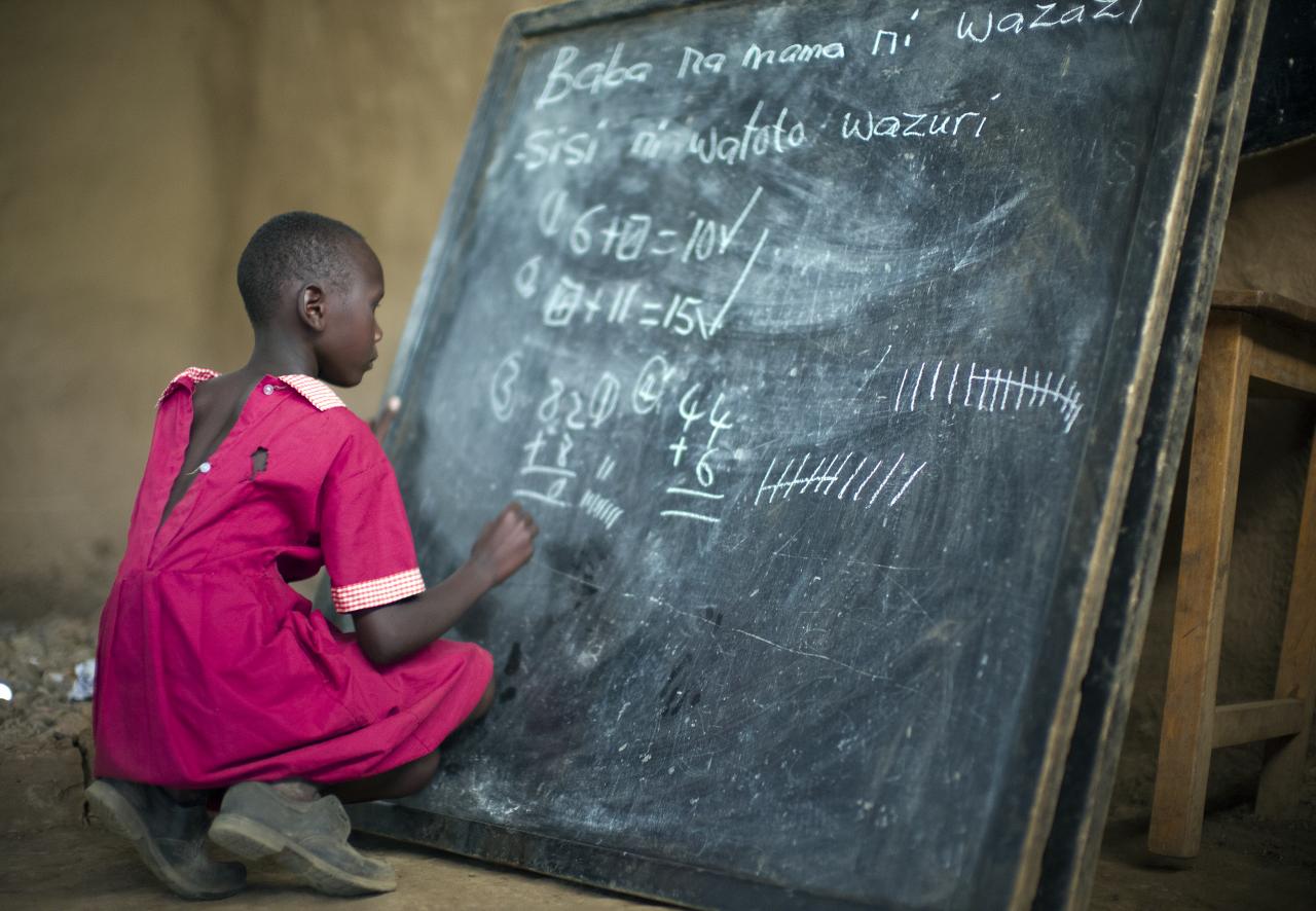 Seorang gadis Maasai di sekolah sedang belajar matematika.