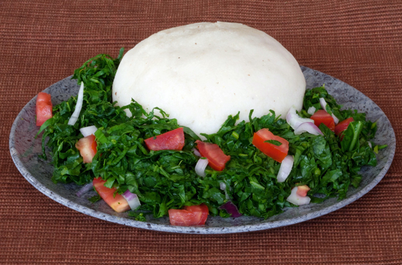 Ugali dan sukuma wiki, makanan pokok masakan Kenya.