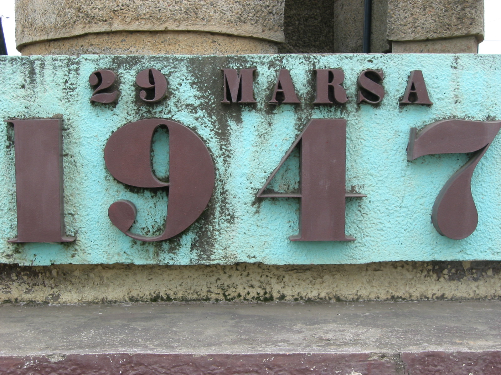Monumen nasional di Moramanga memperingati dimulainya Pemberontakan Malagasi pada 29 Maret 1947. Antara 11.000 dan 90.000 orang Malagasi tewas selama pemberontakan yang berlangsung hampir dua tahun.