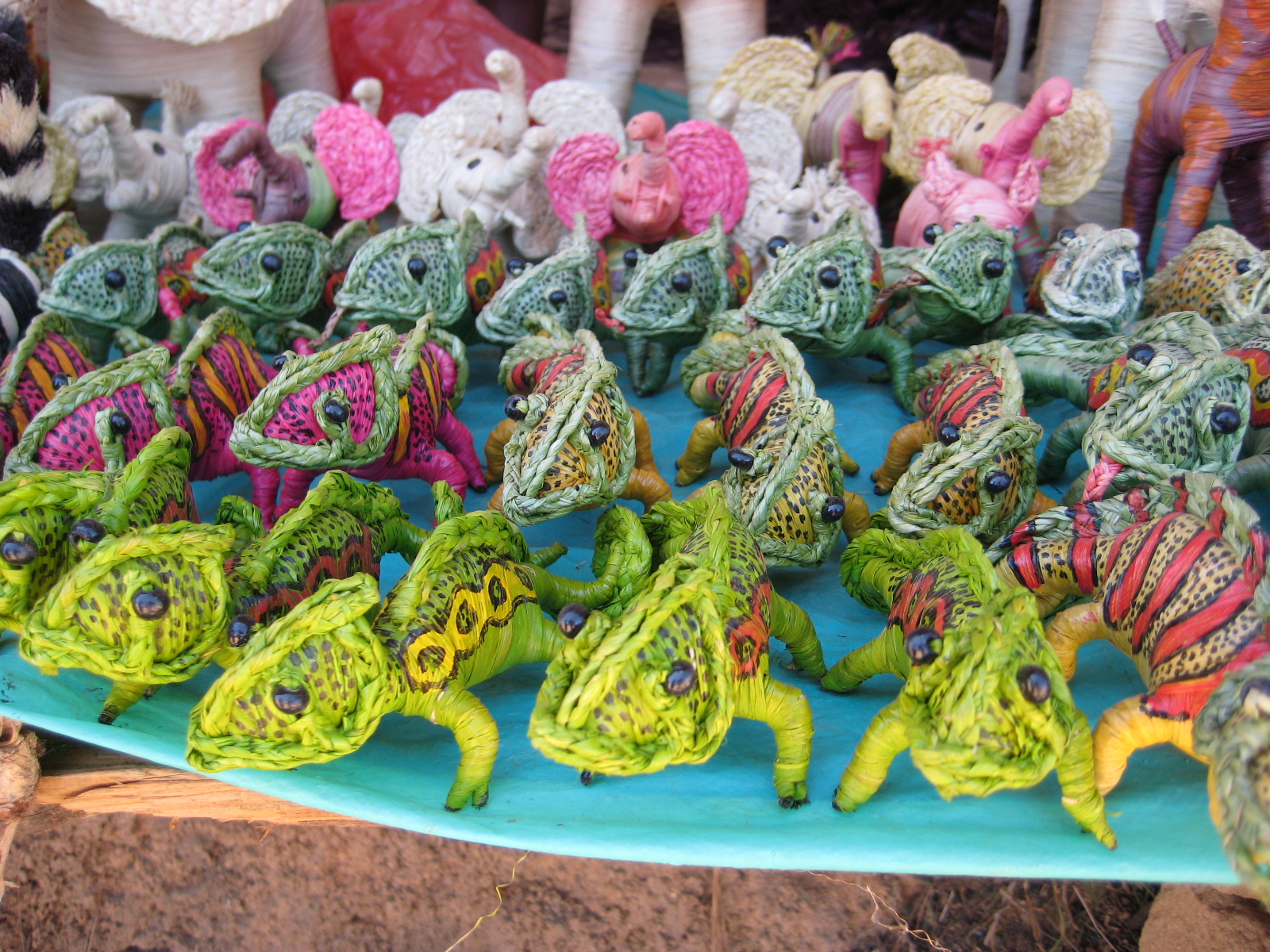Hewan mainan yang terbuat dari rafia, palem asli