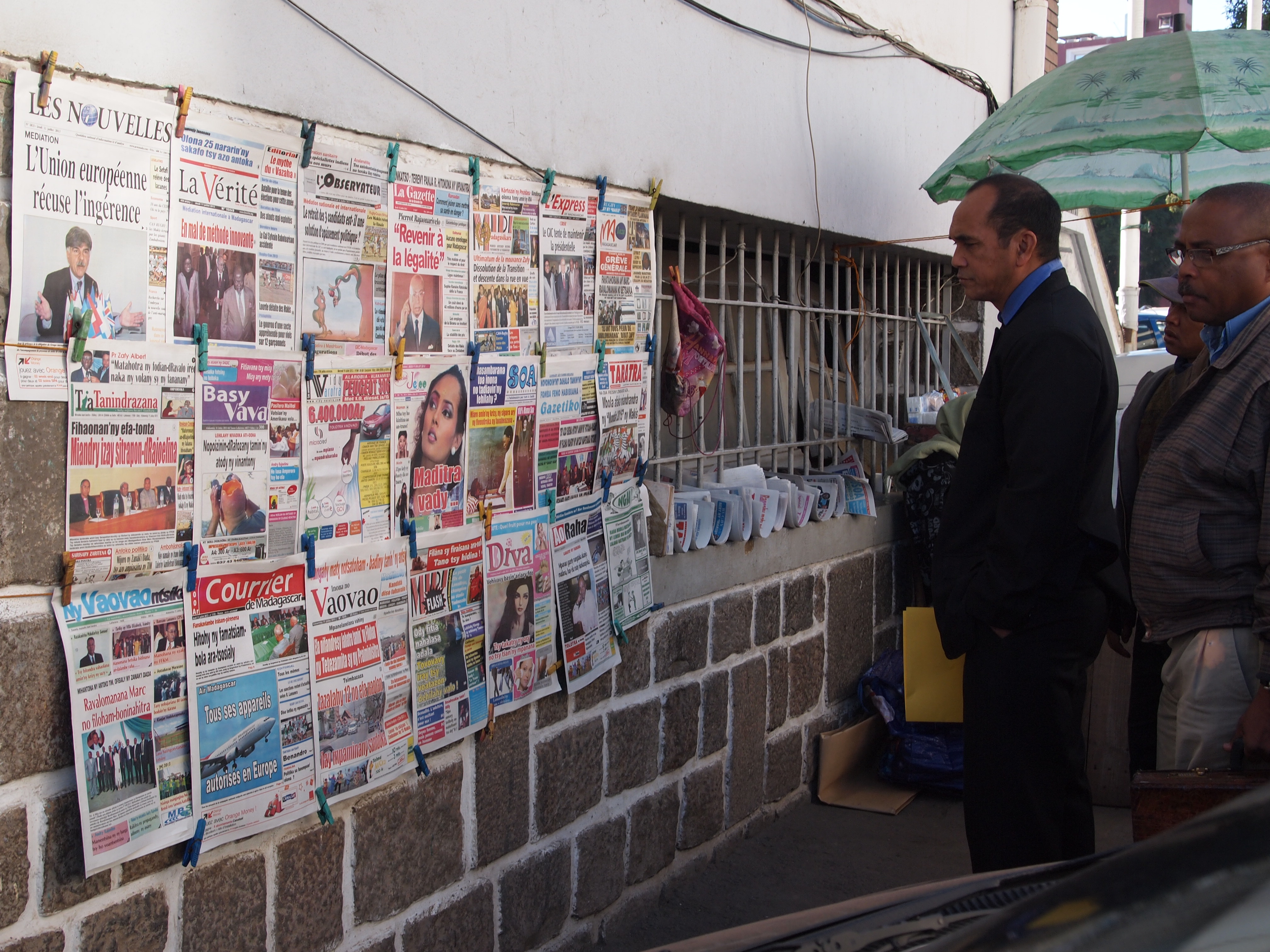 Sebuah kios koran di Antananarivo