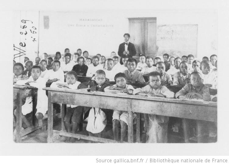 Sekolah zaman kolonial di Madagaskar.