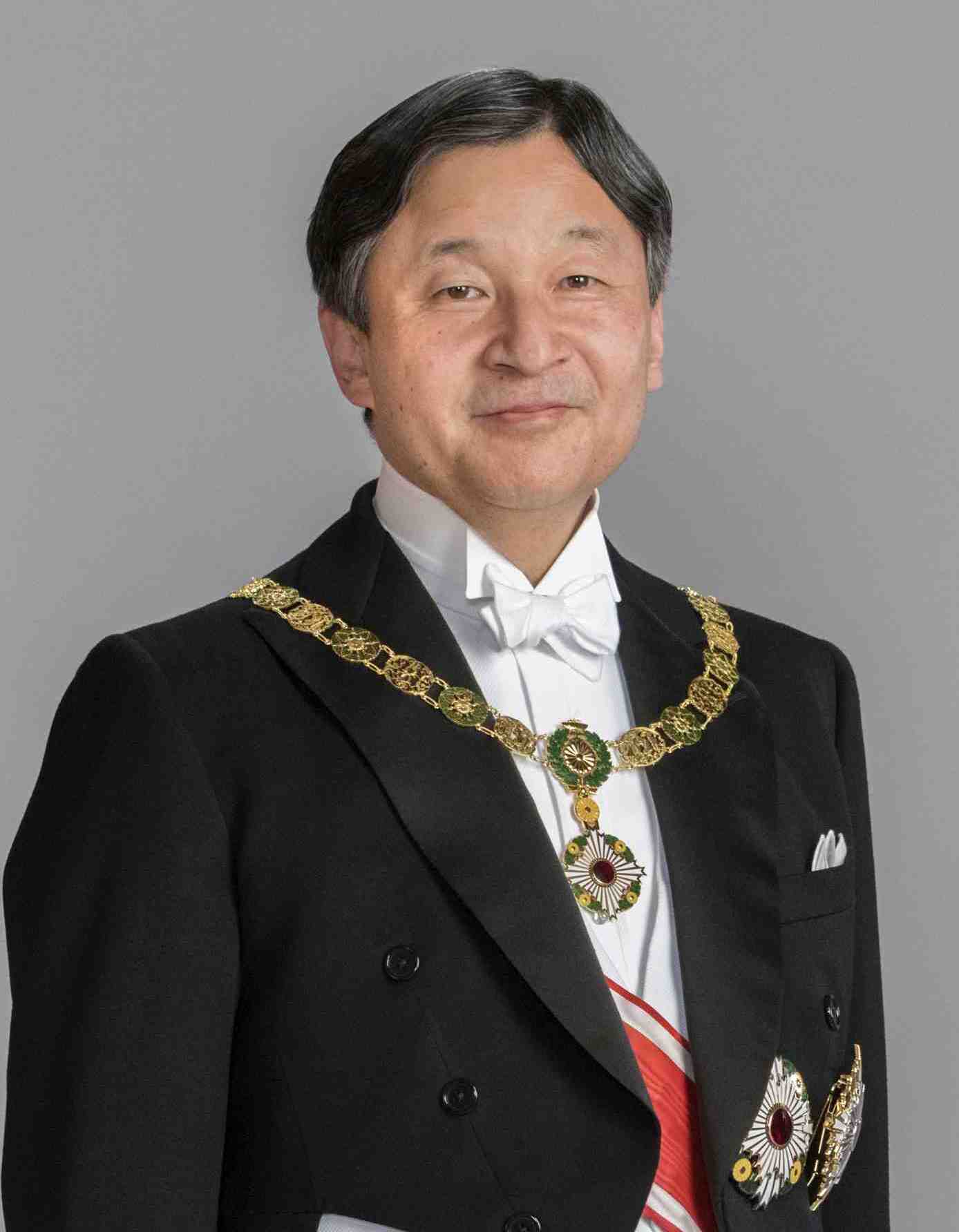 흰색 넥타이와 연미복을 입고 띠와 훈장을 착용한 모습