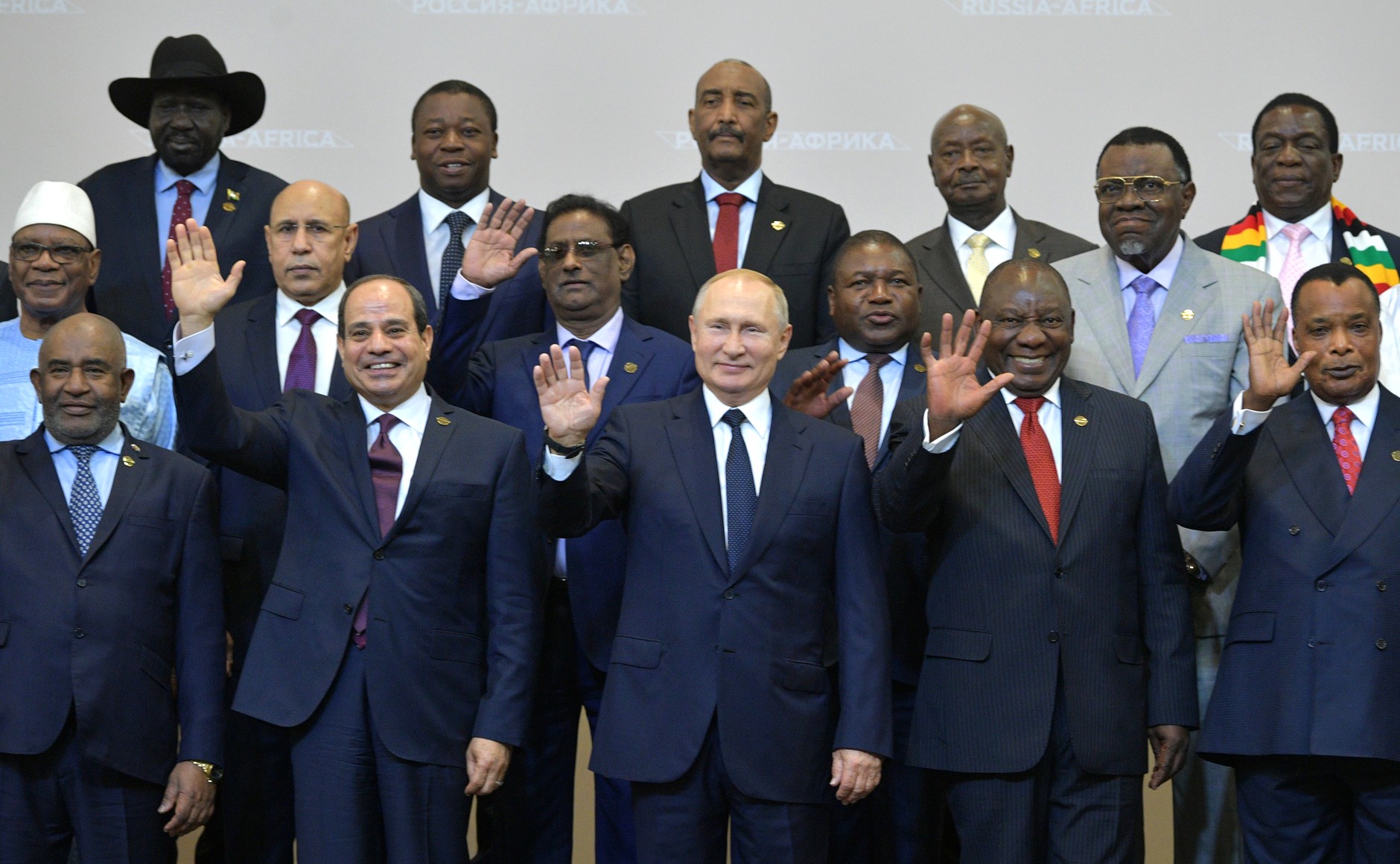 Bekas Presiden Hage Geingob (barisan kedua, pertama dari kanan) bersama pemimpin Afrika lain dan Presiden Rusia Vladimir Putin di Sidang Kemuncak Rusia-Afrika di Sochi, 24 Oktober 2019