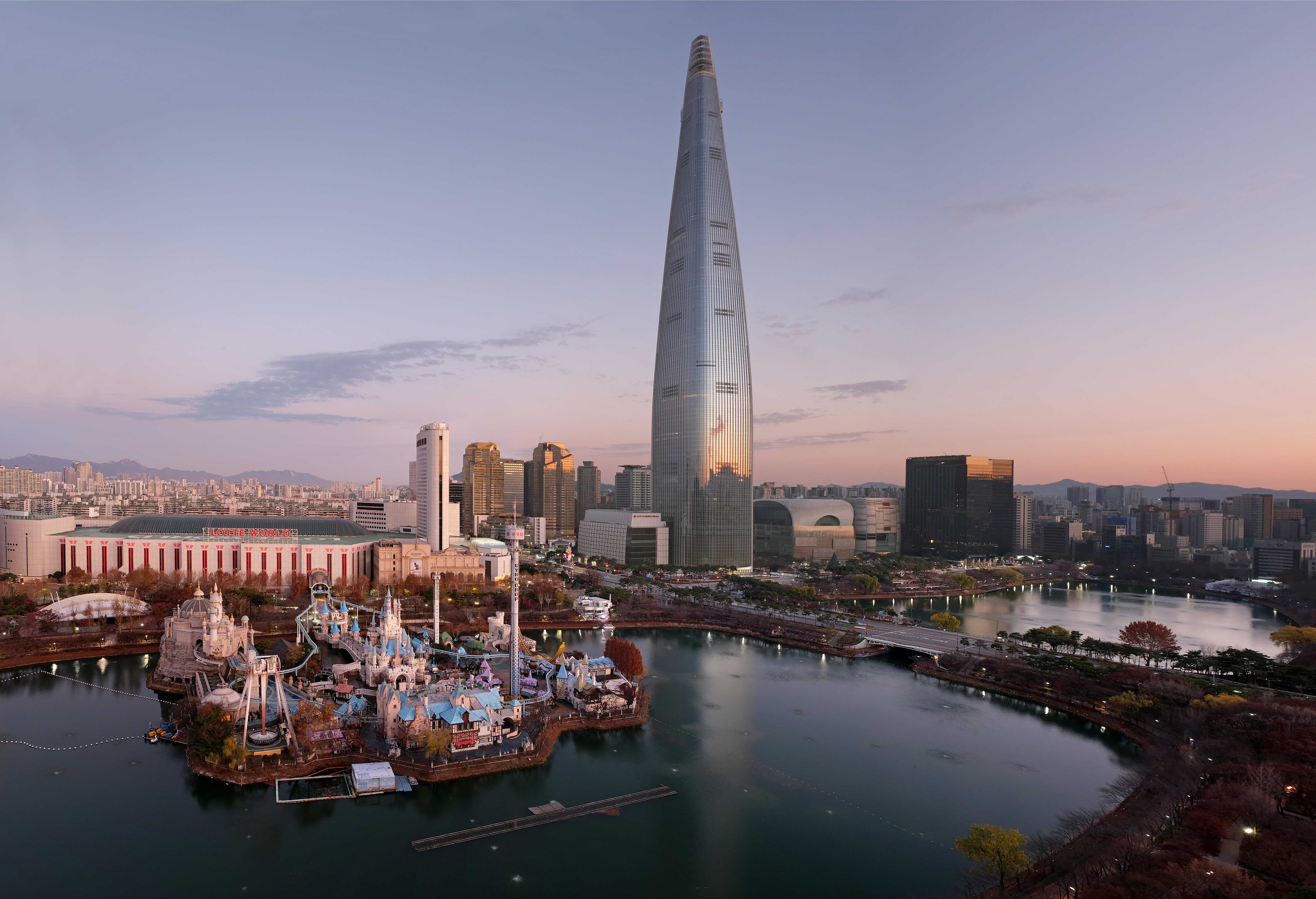 Lotte World Tower di Distrik Songpa, Seoul, adalah bangunan tertinggi di Korea Selatan dan tertinggi ke-6 di dunia.