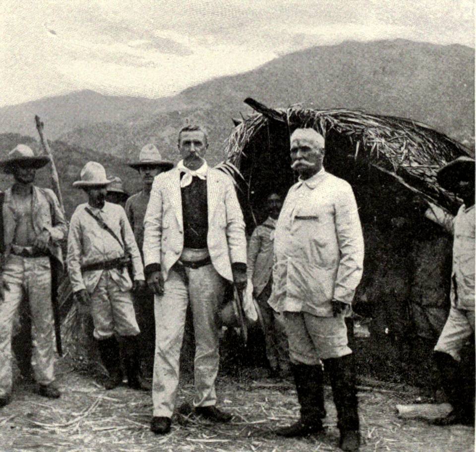 Calixto García, một vị tướng của quân nổi dậy ly khai Cuba (phải) cùng với Chuẩn tướng Hoa Kỳ William Ludlow (Cuba, 1898)