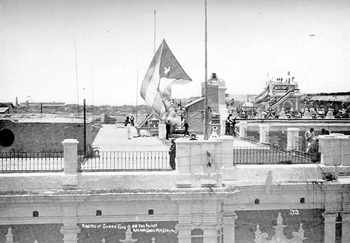 Kéo cờ Cuba tại Dinh Thống đốc vào giữa trưa ngày 20 tháng 5 năm 1902