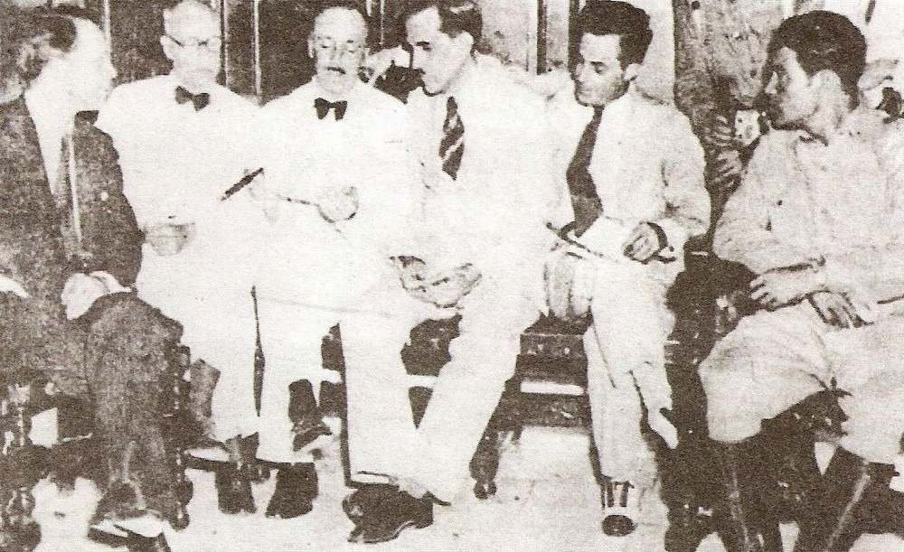 Ngũ đầu chế 1933. Fulgencio Batista, người kiểm soát các lực lượng vũ trang, xuất hiện ở phía ngoài cùng bên phải